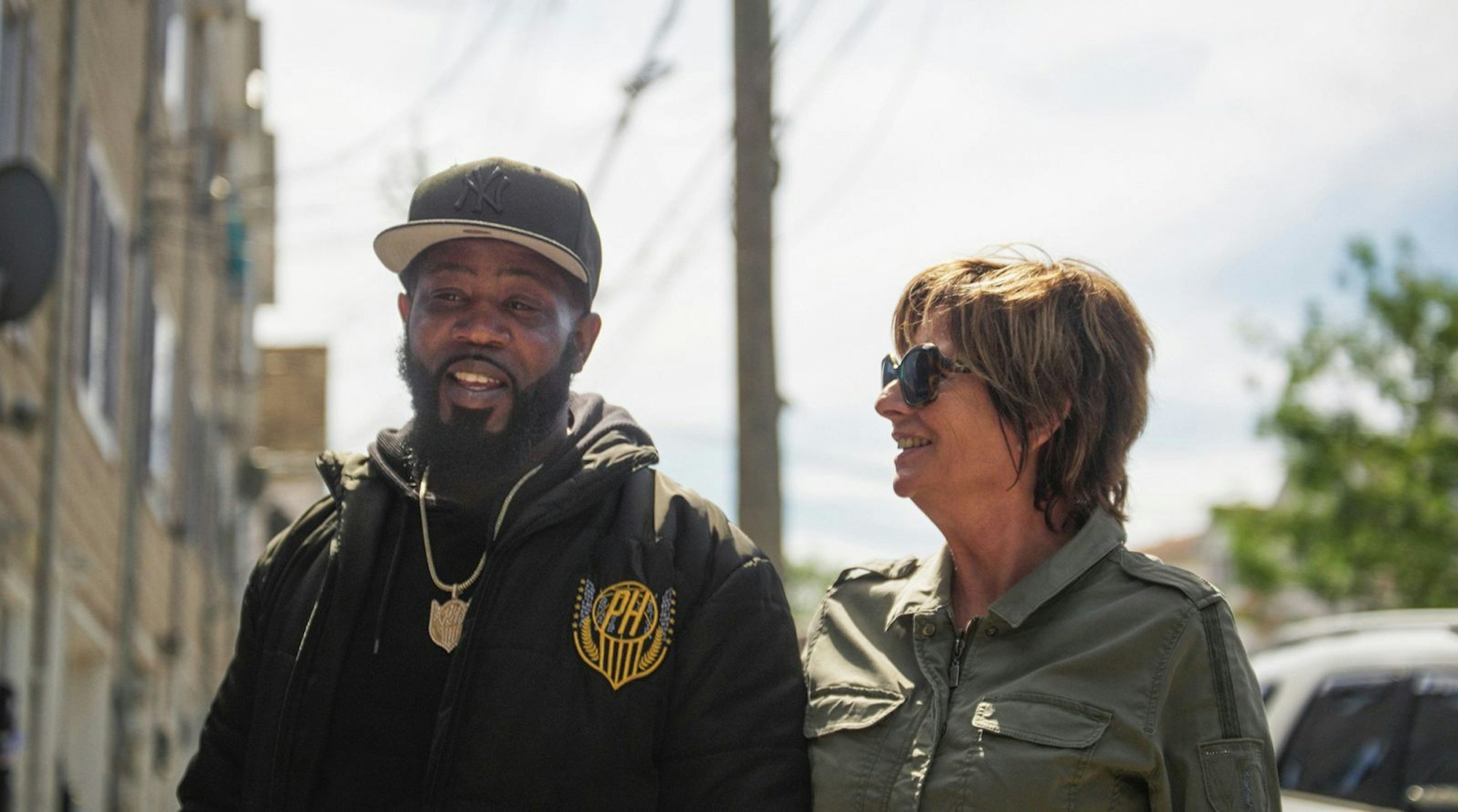 Wie konnte man mit diesen durchgeknallten Typen damals überhaupt klarkommen? Eva Ries mit Kareem Woods, einem Manager und engen Freund des Clans. (Bild: NDR/Thomas McKenna)