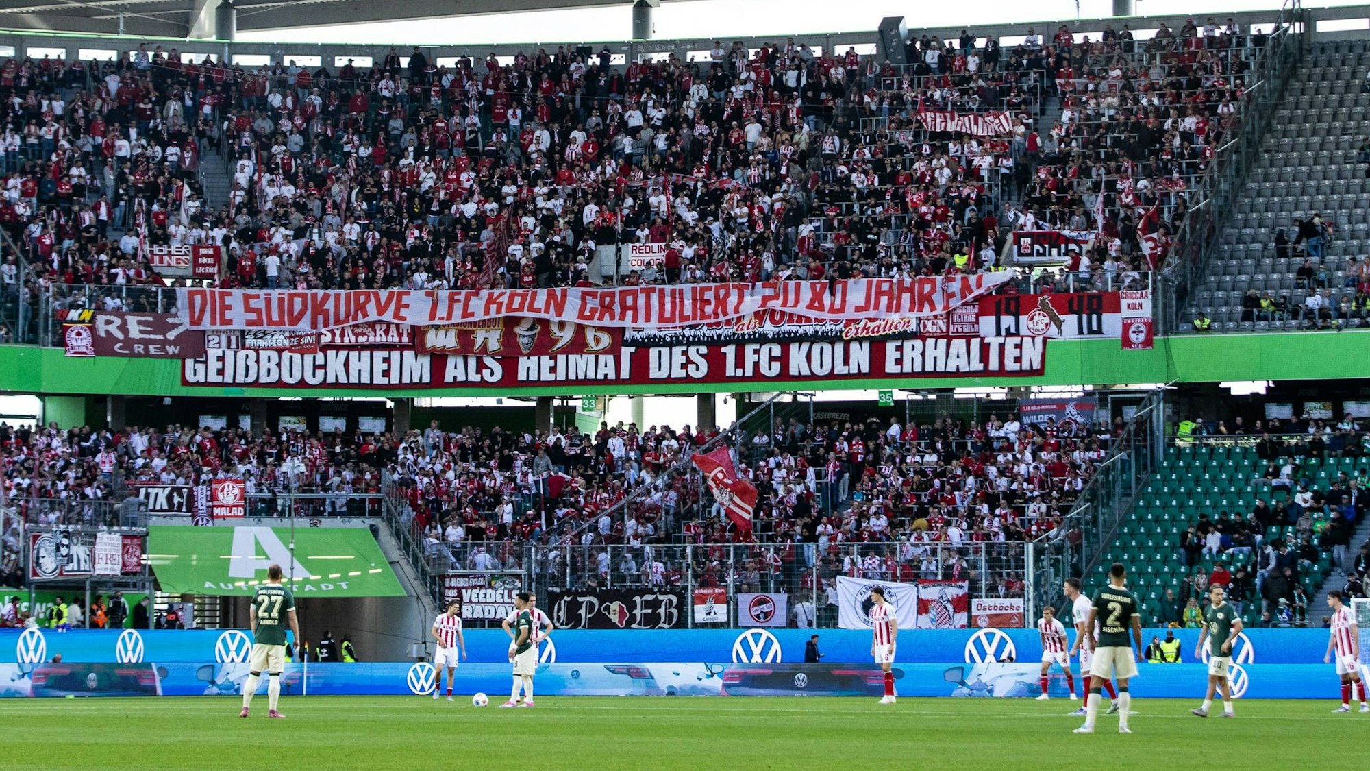 1. Fußball Bundesliga: VfL Wolfsburg - 1.FC Köln 13.09.2025 Fans von 1.FC Köln gratulieren VfL Wolfsburg. 1. Fußball Bundesliga: VfL Wolfsburg - 1.FC Köln Volkswagen Arena, Wolfsburg, 13.09.2025 DFL regulations prohibit any use of photographs as image sequences and/or quasi video. *** 1 Fußball Bundesliga VfL Wolfsburg 1 FC Köln 13 09 2025 Fans of 1 FC Köln congratulate VfL Wolfsburg 1 Fußball Bundesliga VfL Wolfsburg 1 FC Köln Volkswagen Arena, Wolfsburg, 13 09 2025 DFL regulations prohibit any use of photographs as image sequences and or quasi video Copyright: xBEAUTIFULxSPORTS/Buriakovx