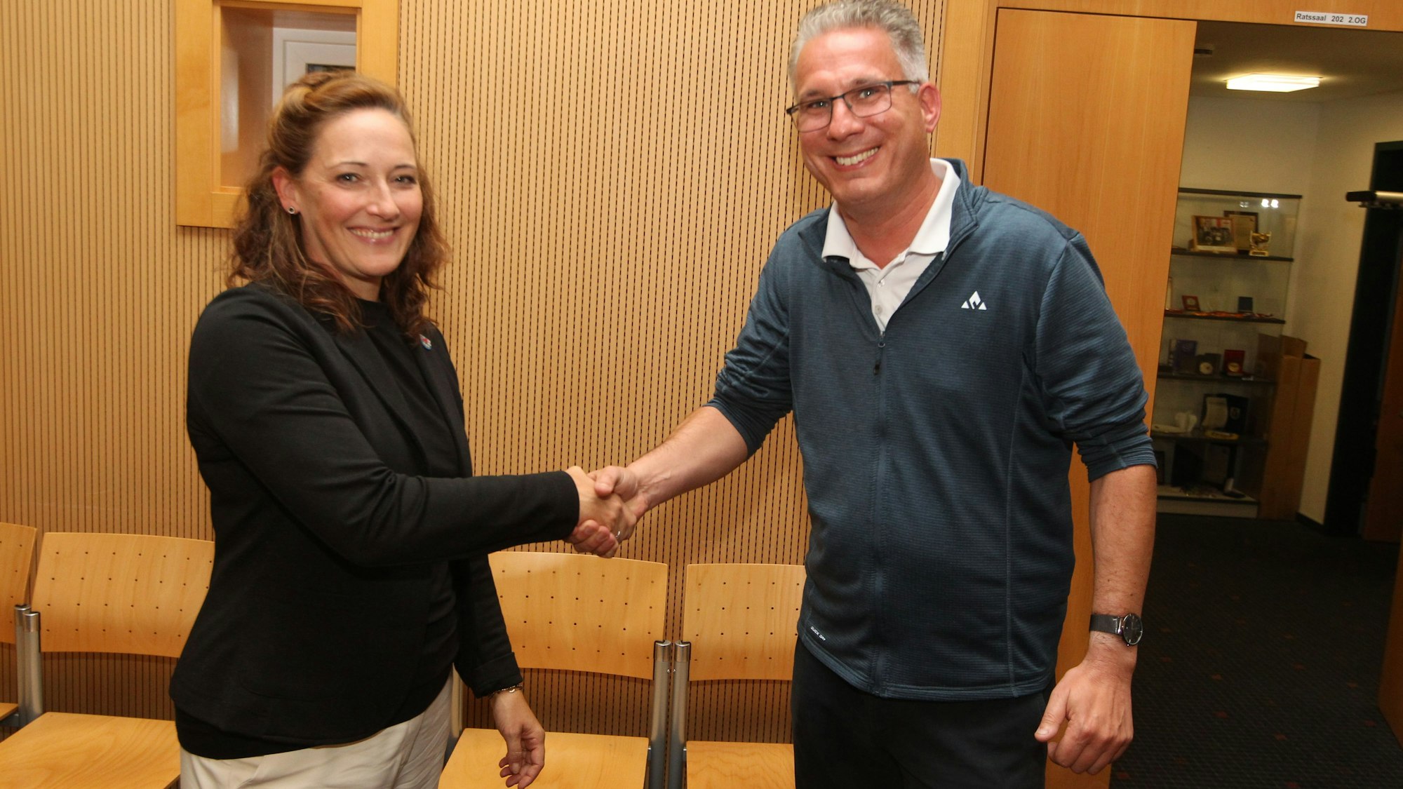 Vorgängerin Nicole Berka (SPD) und Herausforderer Guido Vierkötter tauschten sich am Abend der Kommunalwahl aus, 14 Tage später gewann der CDU-Mann die Stichwahl.