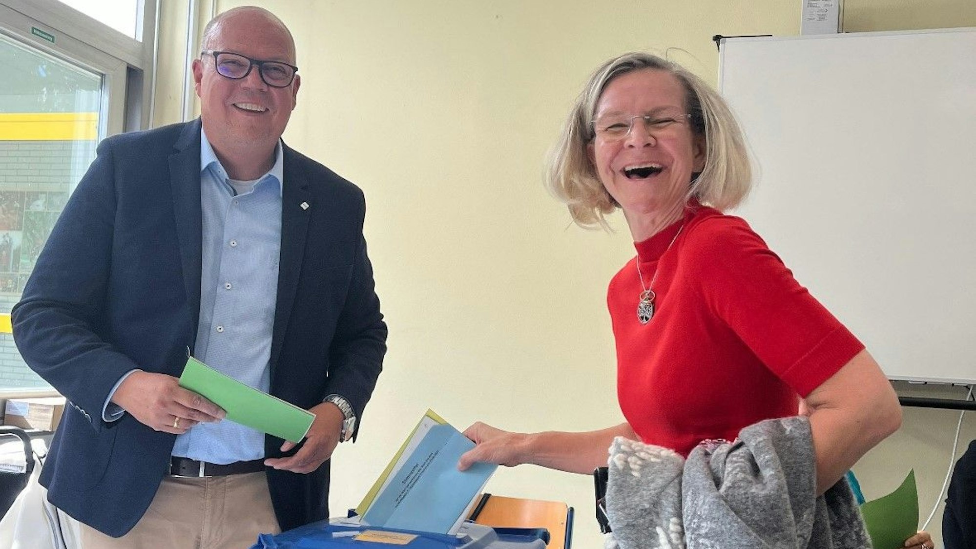 Uwe Tietz (SPD) bei der Stimmabgabe in Frechen.