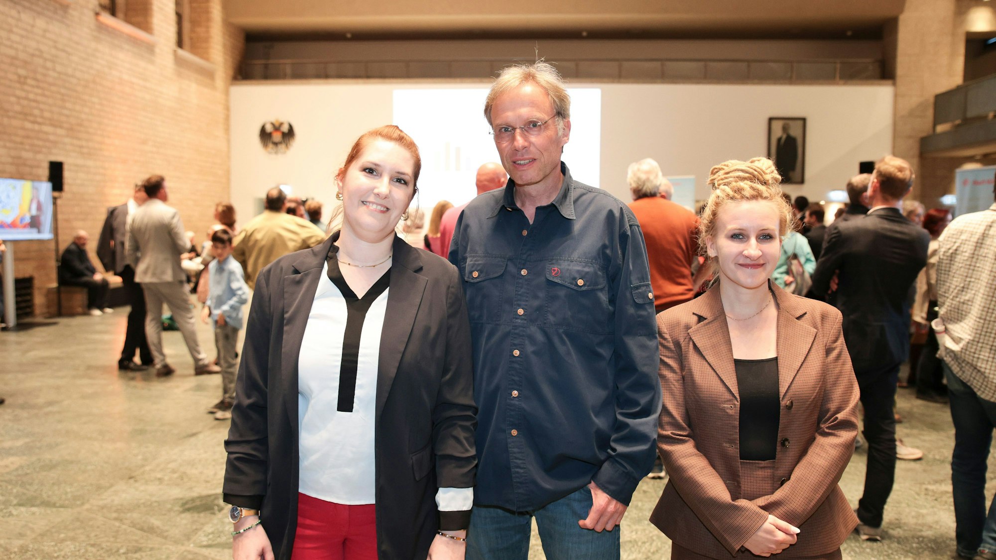 14.09.2025, Köln: Oberbürgermeisterwahl 2025 Kommunalwahl 2025. Wahlpräsentation im Historischen Rathaus.v.l.n.r. :Nadine Mai ( Vorsitzende Die Linke), Heiner Kockerbeck ( OB-Kandidat Die Linke) und Isabel Gerken (Ratskandidatin DIe Linke).Foto:Dirk Borm
