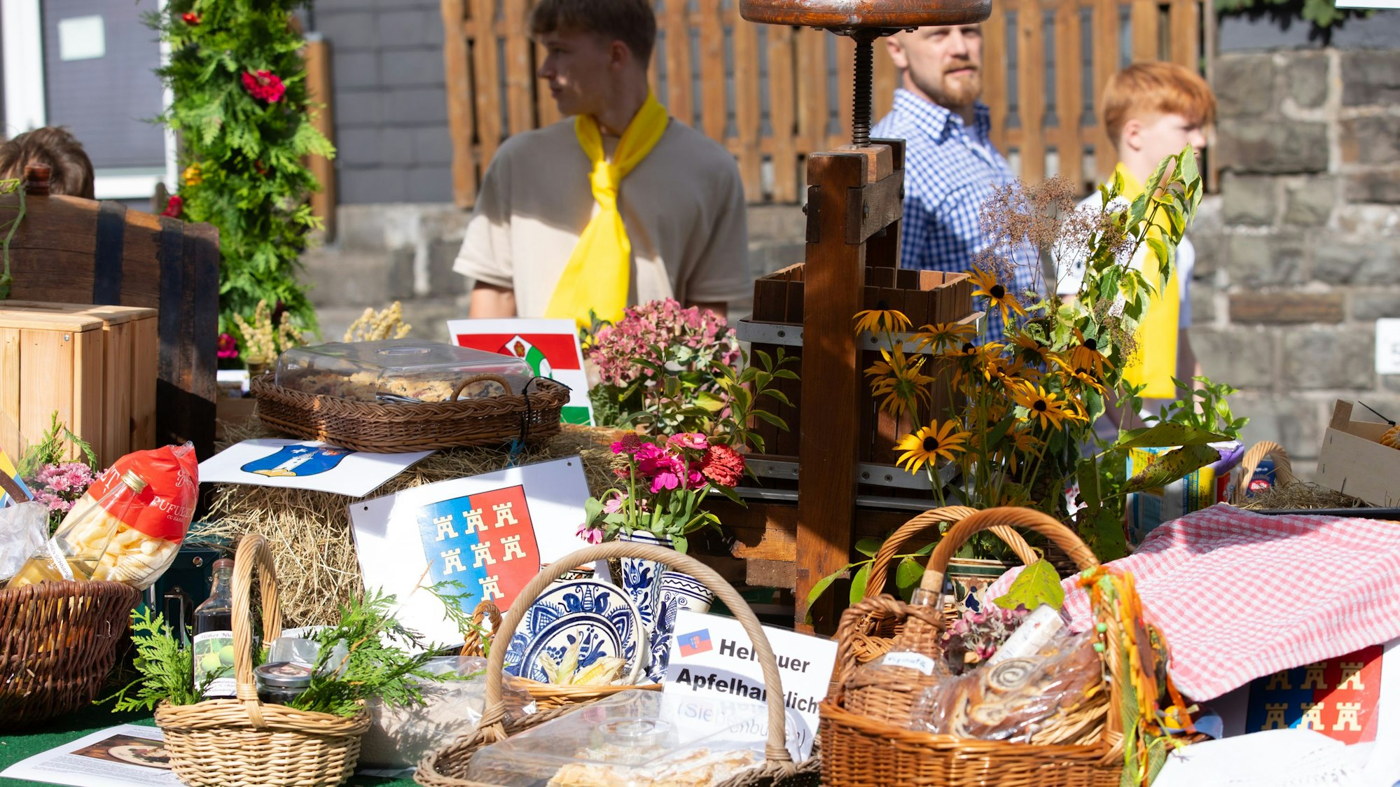 Körbe mit regionalen Waren am Straßenrand eines Ernteumzugs.