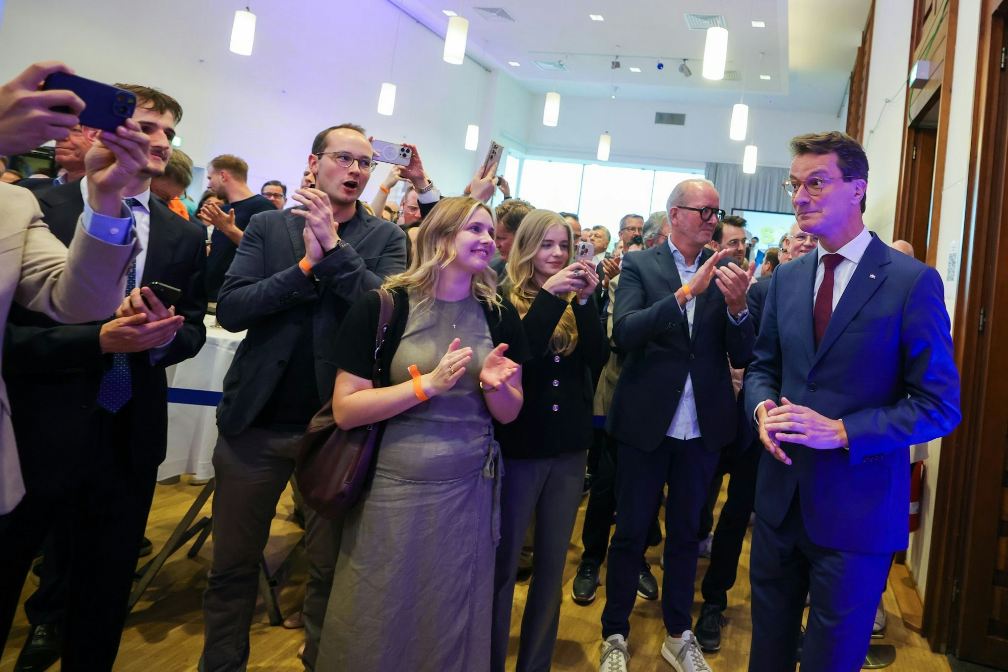 Für Hendrik Wüst ist klar: Wenn es in Stichwahlen gegen die AfD geht, unterstützt seine CDU andere demokratische Parteien wie die SPD.