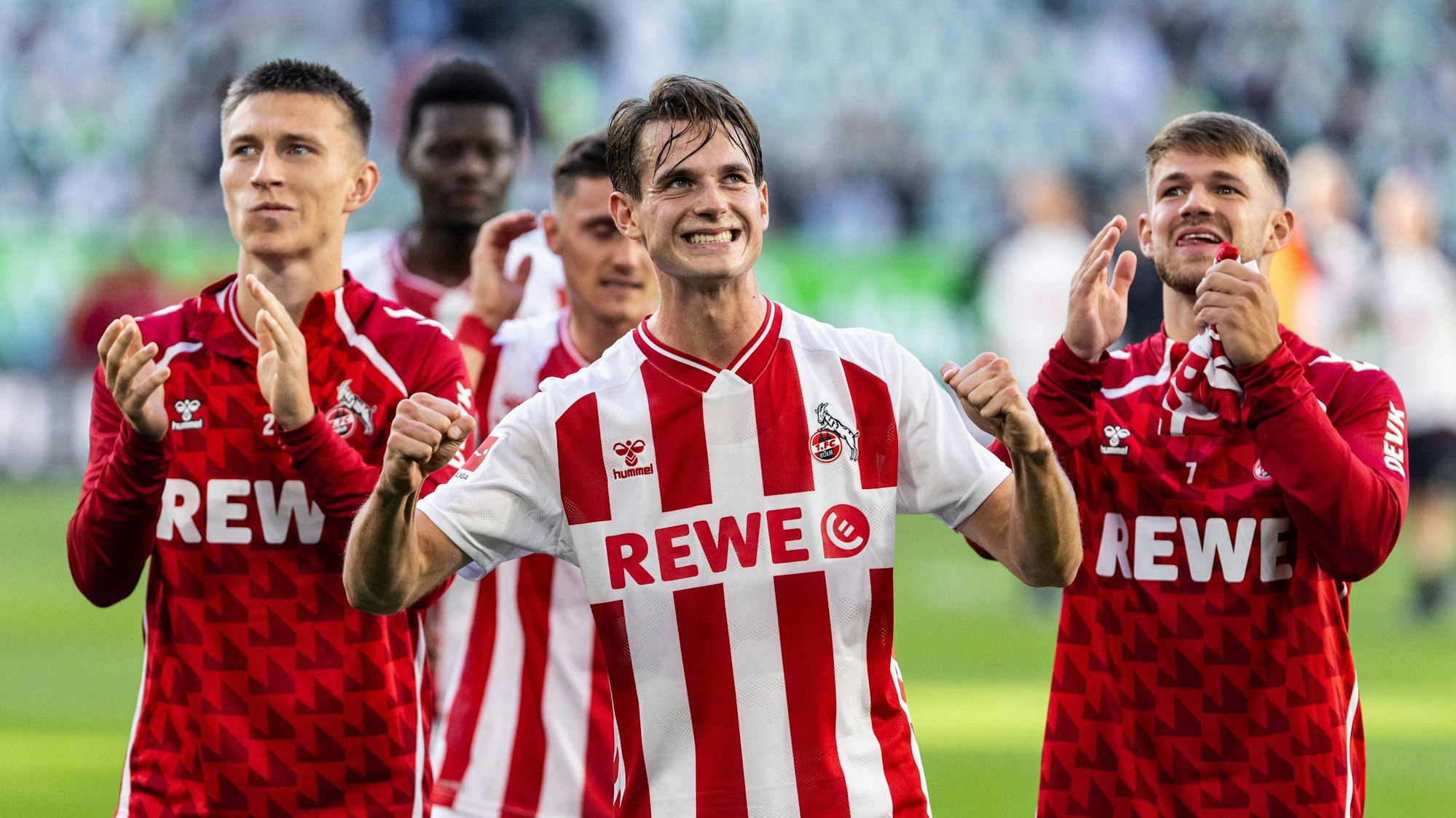 1. Fußball Bundesliga: VfL Wolfsburg - 1.FC Köln 13.09.2025 Jakub Kaminski 1.FC Köln, 16 im Jubel nach dem Spiel vor dem Gästeblock. 1. Fußball Bundesliga: VfL Wolfsburg - 1.FC Köln Volkswagen Arena, Wolfsburg, 13.09.2025 DFL regulations prohibit any use of photographs as image sequences and/or quasi video. *** 1 Soccer Bundesliga VfL Wolfsburg 1 FC Köln 13 09 2025 Jakub Kaminski 1 FC Köln, 16 cheering after the match in front of the visitors block 1 Soccer Bundesliga VfL Wolfsburg 1 FC Köln Volkswagen Arena, Wolfsburg, 13 09 2025 DFL regulations prohibit any use of photographs as image sequences and or quasi video Copyright: xBEAUTIFULxSPORTS/Buriakovx