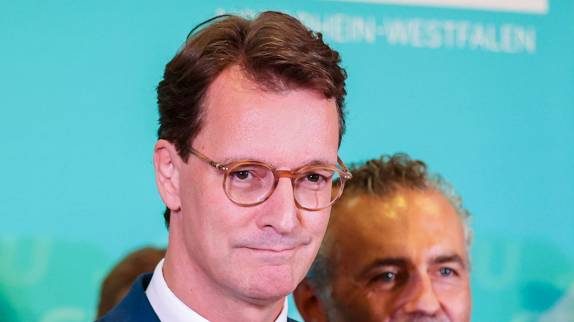 Hendrik Wüst, Ministerpräsident von Nordrhein-Westfalen, gibt auf der Wahlparty der Düsseldorfer CDU ein Statement zur Kommunalwahl ab.