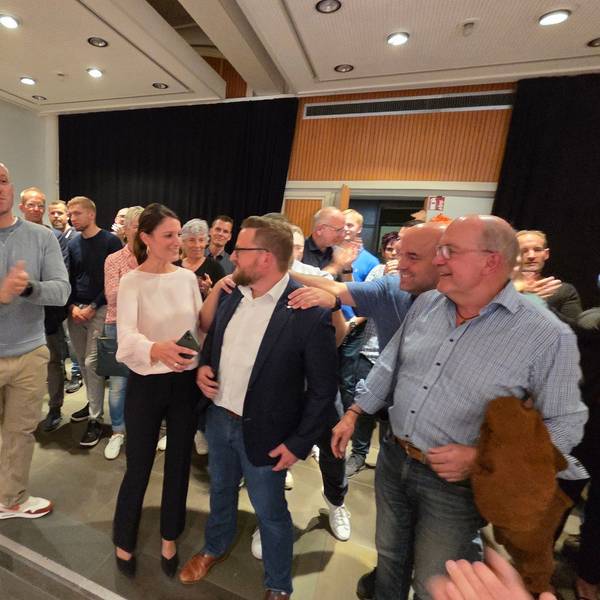 Lukas Miebach bekommt Gratulationen.