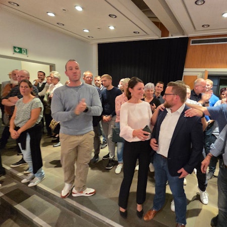 Lukas Miebach bekommt Gratulationen.