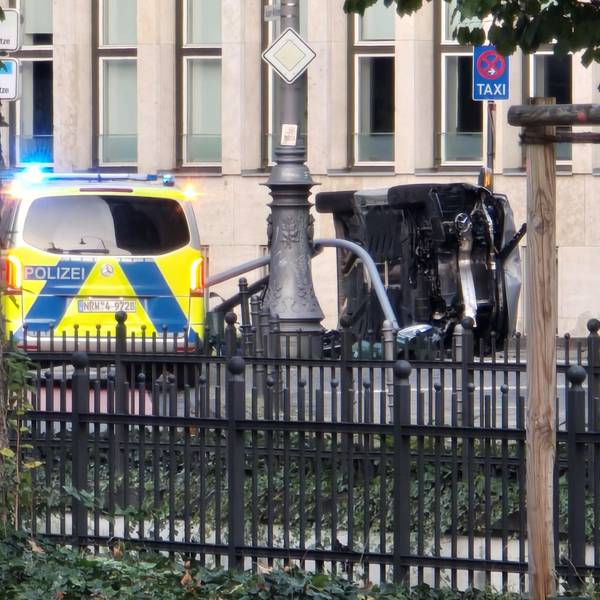 Nach dem Unfall beim Ausfahren aus dem Parkhaus in Köln lag das Auto auf der Seite.