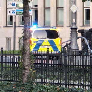 Nach dem Unfall beim Ausfahren aus dem Parkhaus in Köln lag das Auto auf der Seite.