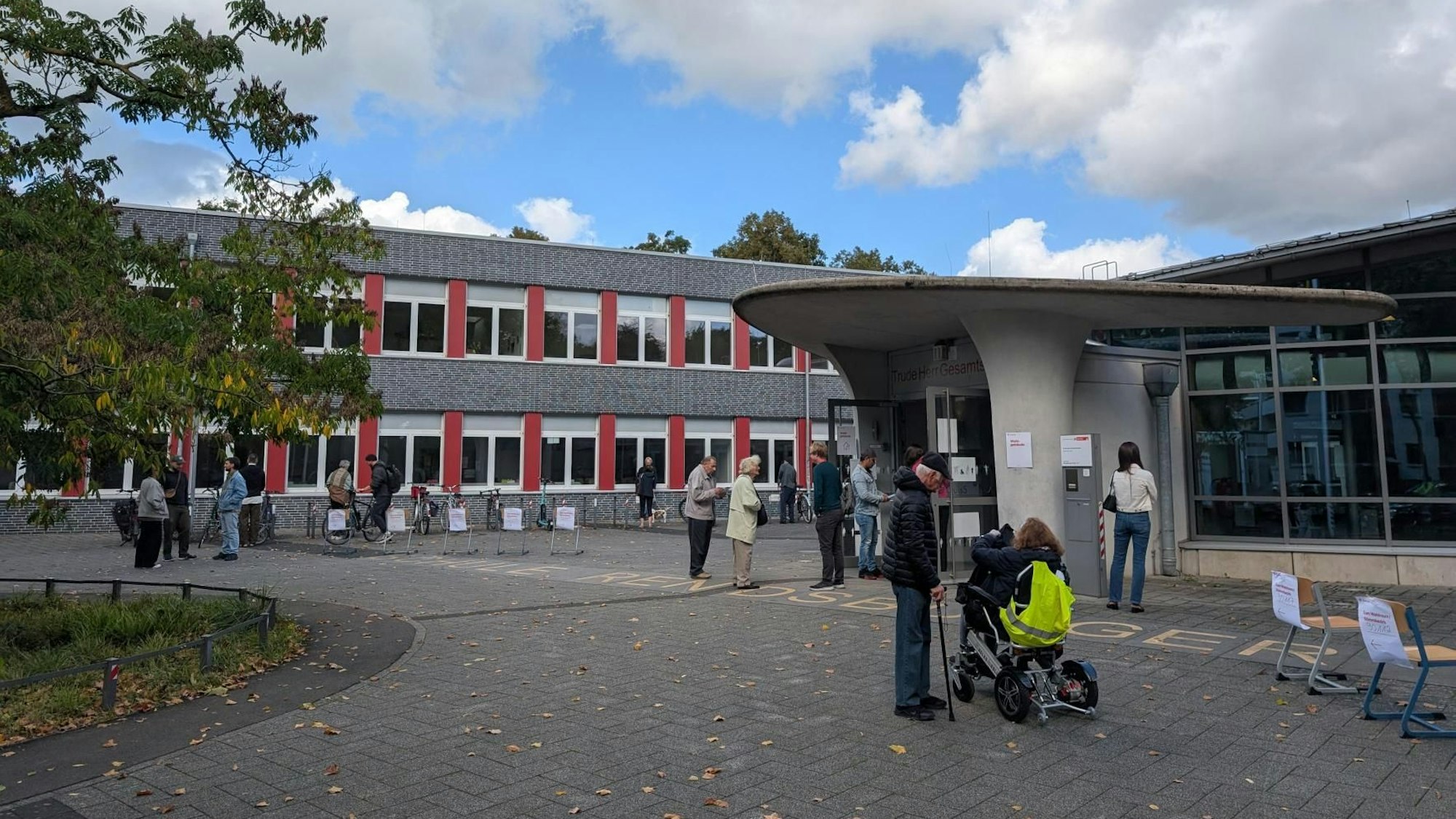 Das Wahllokal Trude-Herr-Gesamtschule in Köln-Mülheim am 14. September 2025