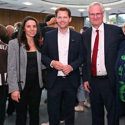 Arne von Boetticher (CDU, 2.v.l. mit Ehefrau Angela), Robert Gordon Winkels (SPD) mit Gattin Berrit im Kreishaus.