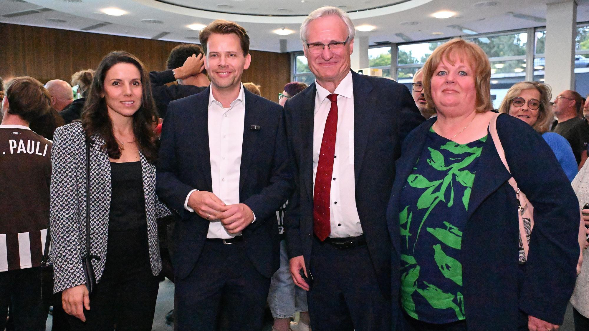 Arne von Boetticher (CDU, 2.v.l. mit Ehefrau Angela), Robert Gordon Winkels (SPD) mit Gattin Berrit im Kreishaus.
