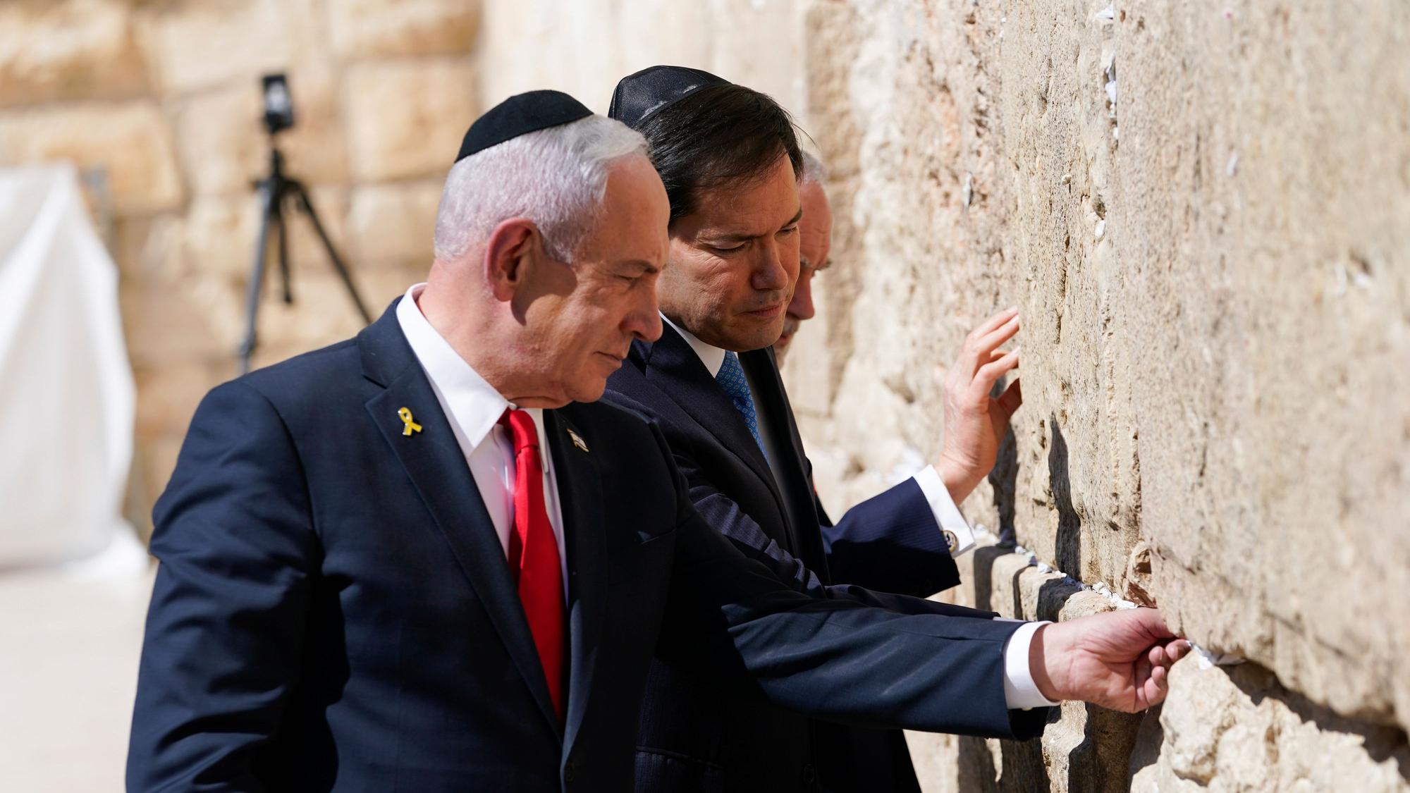 US-Außenminister Marco Rubio (r) und der israelische Premierminister Benjamin Netanjahu haben die Klagemauer besucht.
