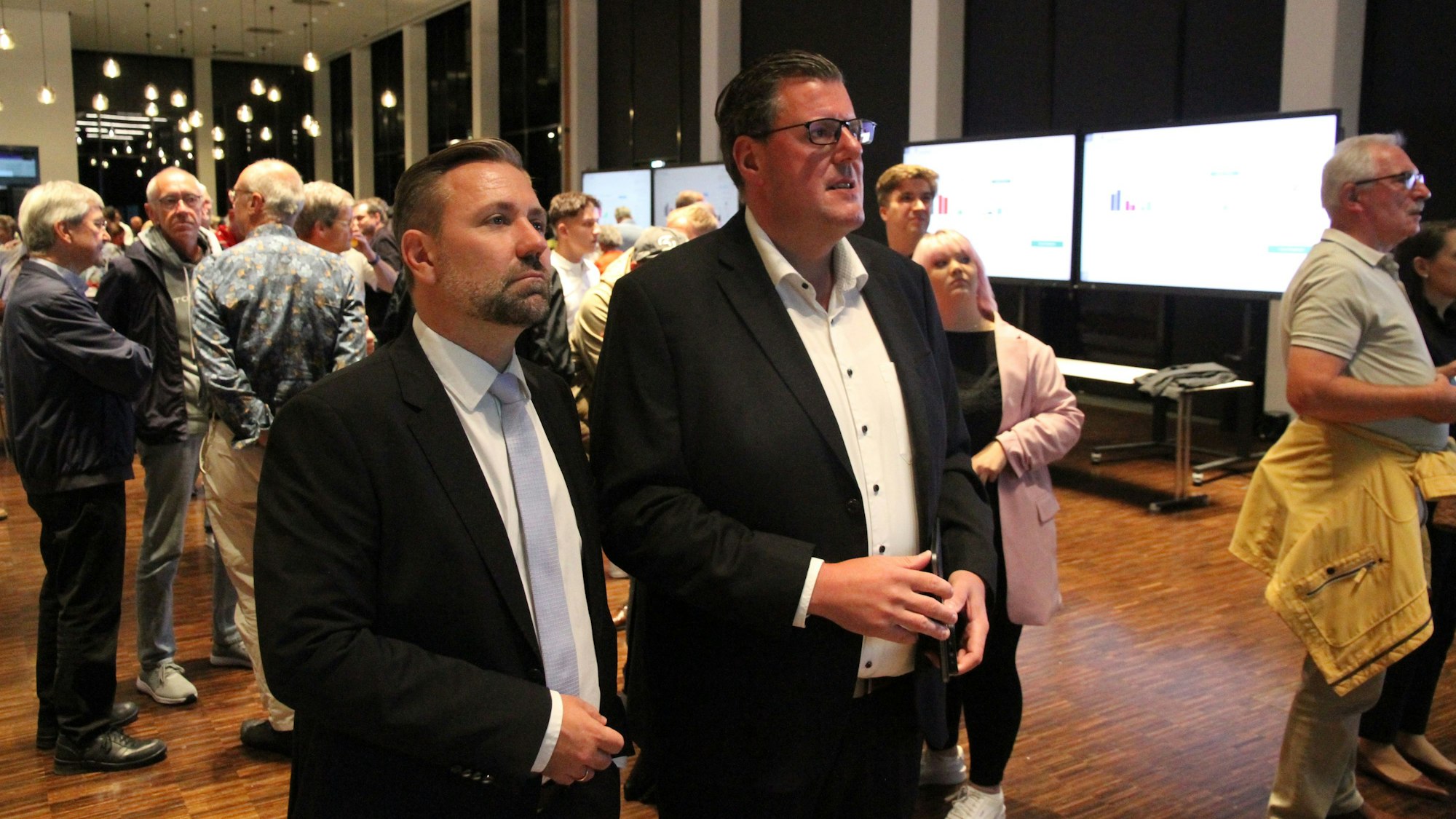 Wahlparty im Rhein-Sieg-Forum: CDU-Bürgermeisterkandidat Harry Schulz (von links) und Parteichef Michael Burgemeister verfolgen die Ergebnisse