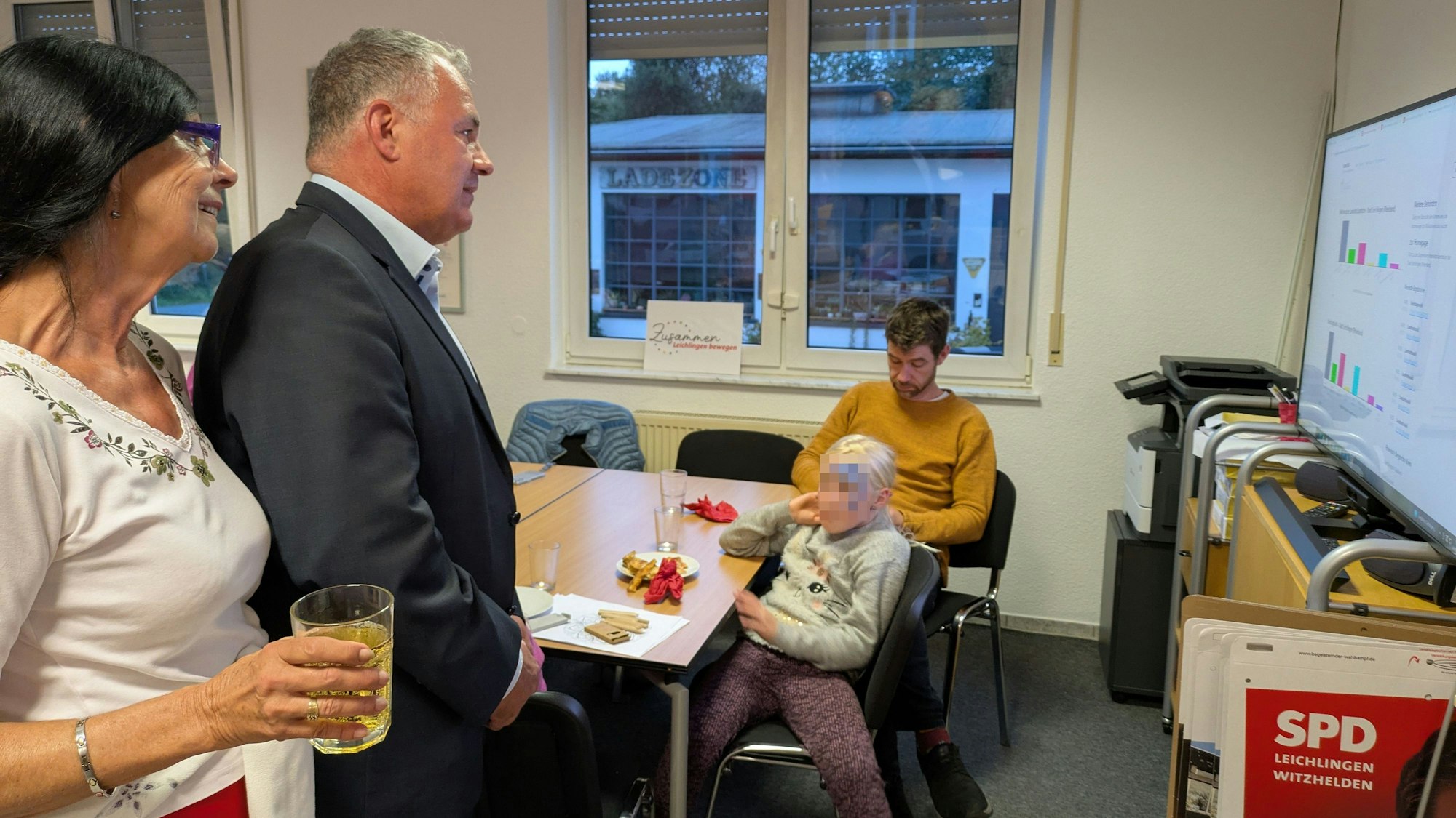 Bürgermeister Frank Steffes und die Vize-Fraktionschefin Roswitha Süßelbeck werden einen Blick auf die Ergebnisse der Kommunalwahl.