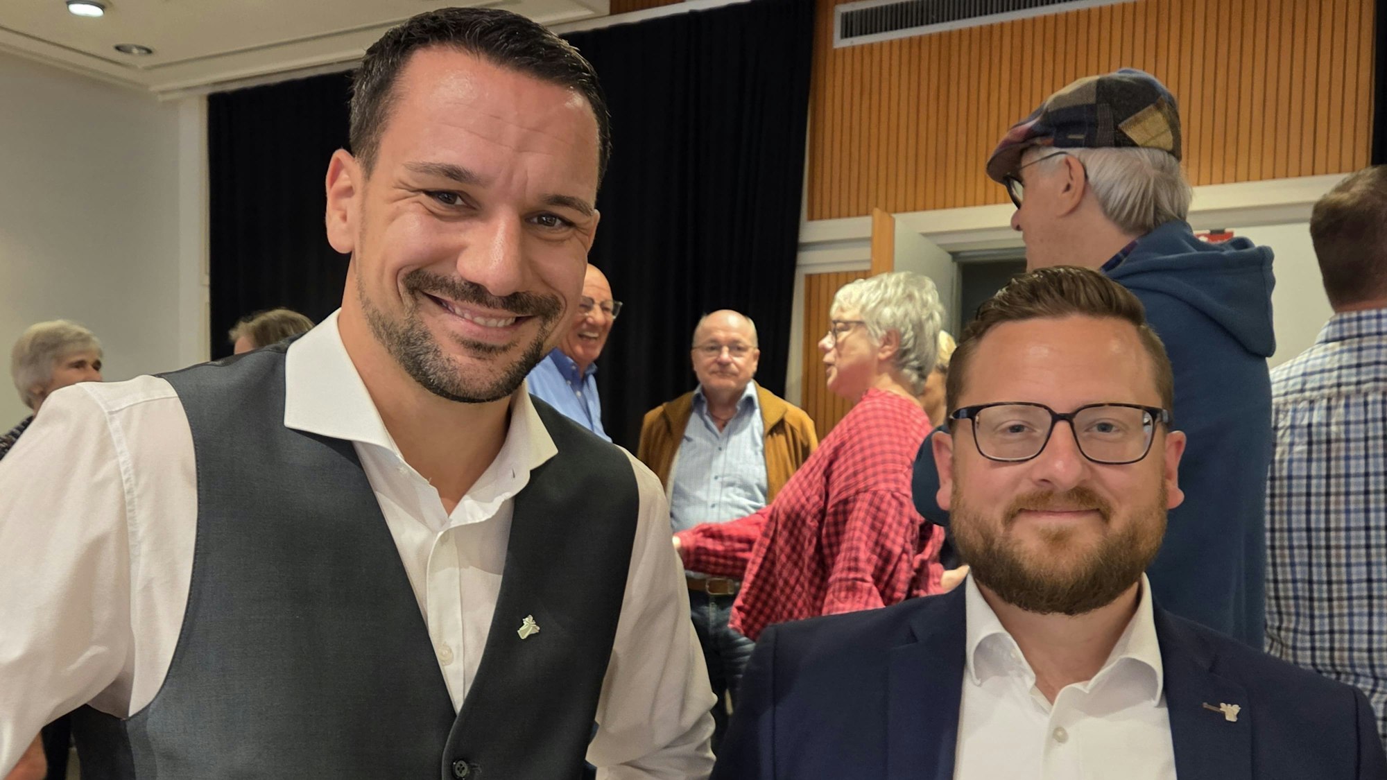 Die zwei Bürgermeisterkandidaten aus Engelskirchen stehen nebeneinander.