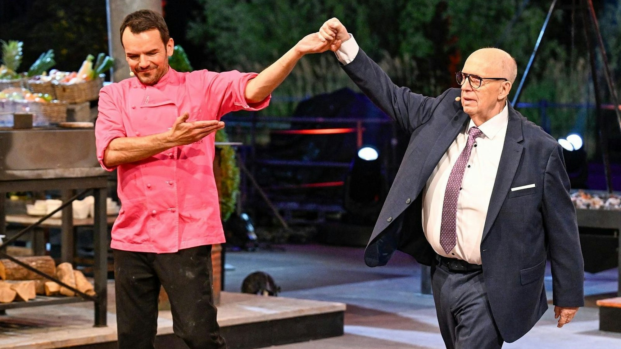 Ehre, wem Ehre gebührt. In einem hochemotionalen „Grill den Henssler Sommer-Special“ wurde Reiner Calmund nach 18 Jahren in den Juroren-Ruhestand geschickt. (Bild: RTL / Markus Hertrich)