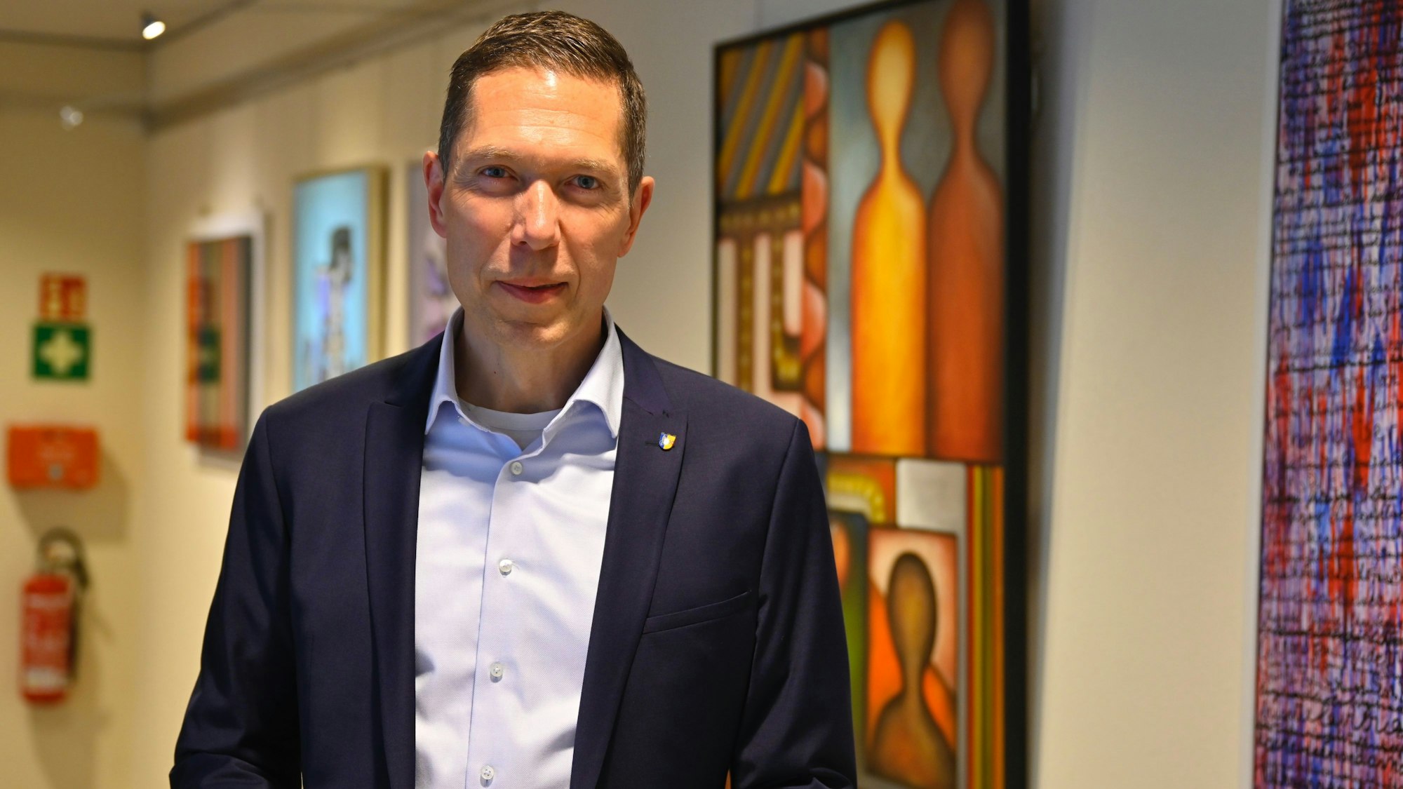 Gummersbach: Verschiedene Stimmzettel stecken in einem Stimmzettelumschlag für die Briefwahl.