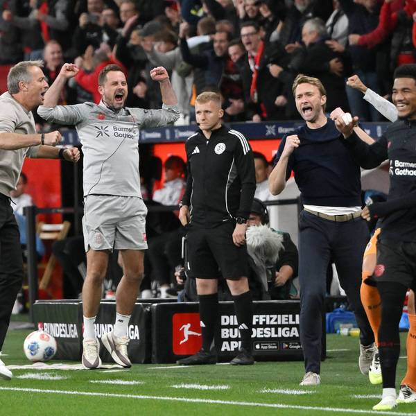 Leverkusens Trainer Kasper Hjulmand (v.li.), Co-Trainer Marcel Daum, Sportgeschäftsführer Simon Rolfes und Malik Tillman feiern.