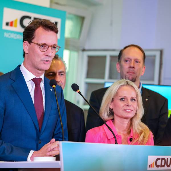 Hendrik Wüst (CDU, M), Ministerpräsident von Nordrhein-Westfalen, gibt auf der Wahlparty der Düsseldorfer CDU ein Statement zur Kommunalwahl ab.