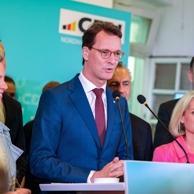 Hendrik Wüst (CDU, M), Ministerpräsident von Nordrhein-Westfalen, gibt auf der Wahlparty der Düsseldorfer CDU ein Statement zur Kommunalwahl ab.