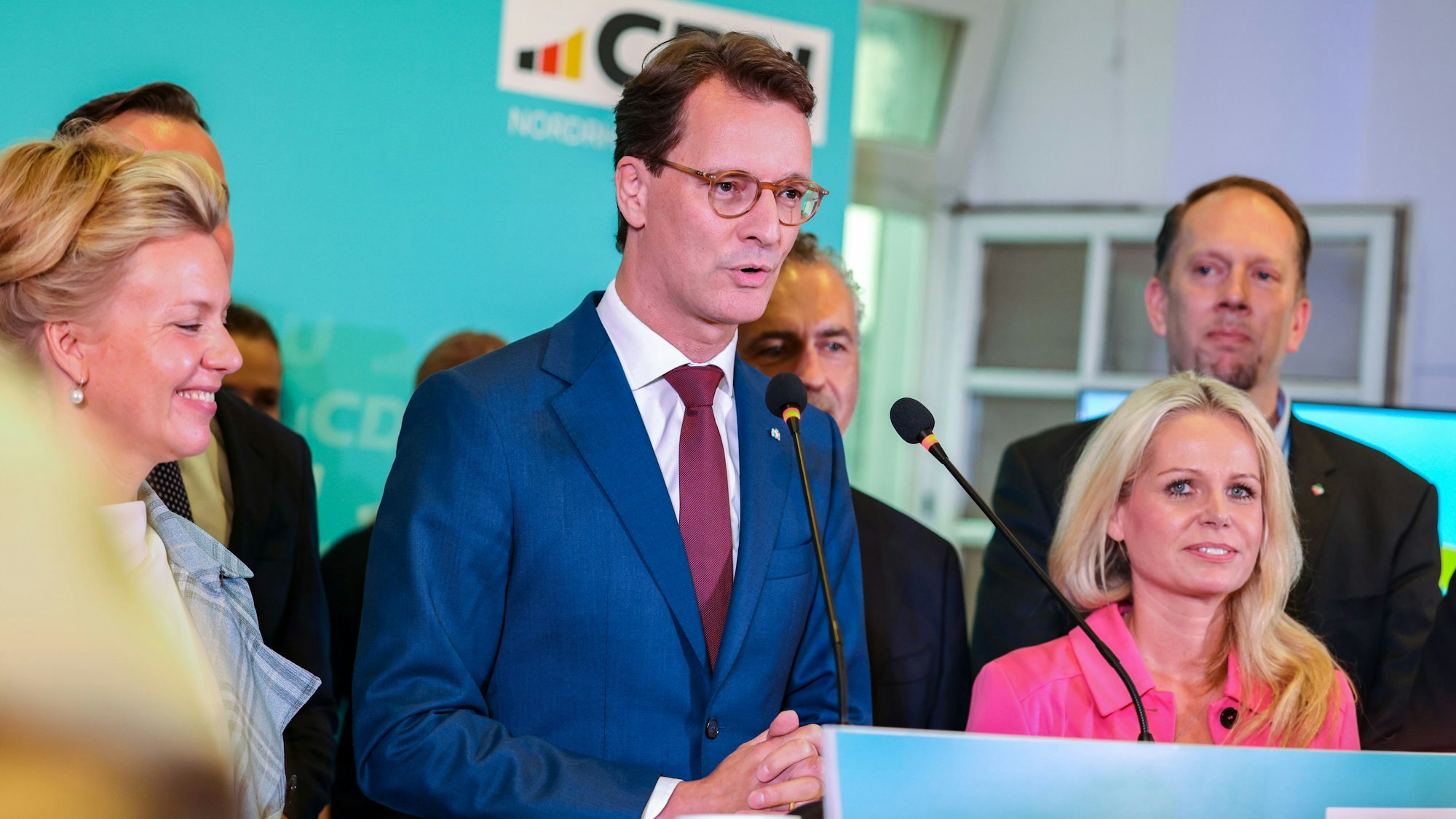 Hendrik Wüst (CDU, M), Ministerpräsident von Nordrhein-Westfalen, gibt auf der Wahlparty der Düsseldorfer CDU ein Statement zur Kommunalwahl ab.