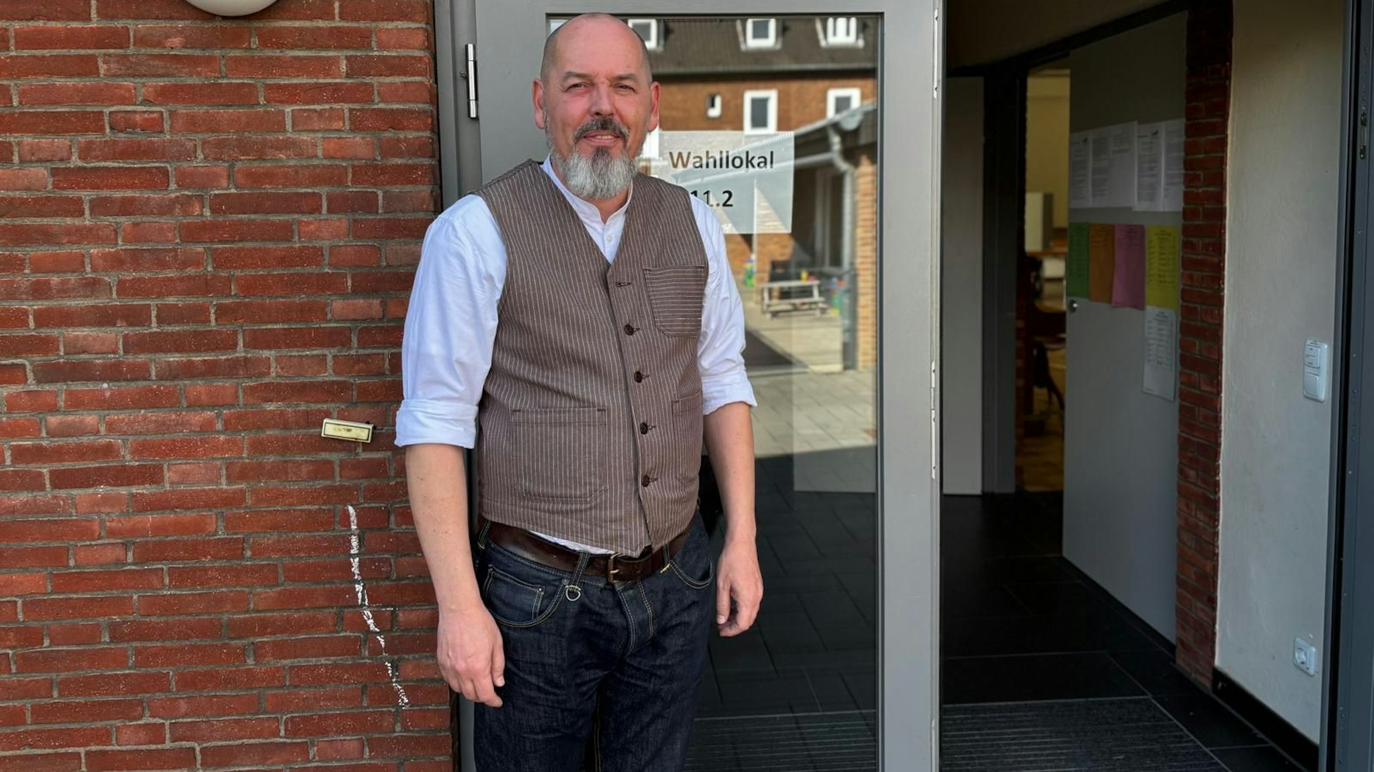 Thommy Mewes (Grüne) auf dem Weg zum Wahllokal in Erftstadt.