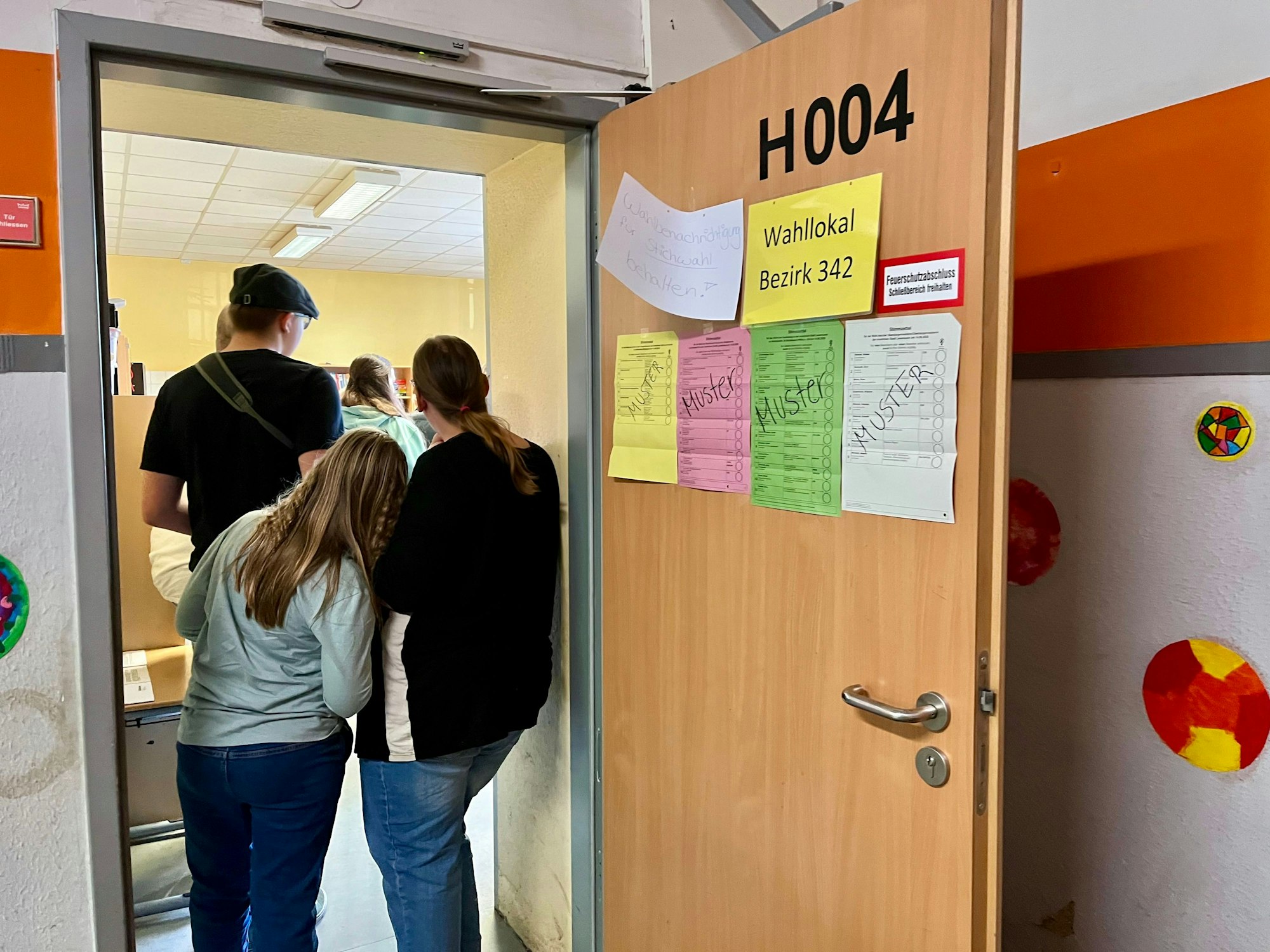 Warteschlange an einem Wahllokal in der Schlebuscher Gezelinschule