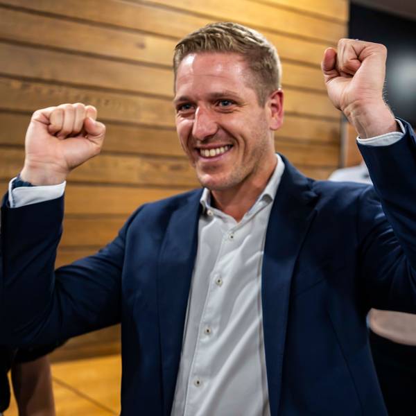 Das Bild zeigt Markus Ramers, der beide Fäuste nach dem Sieg ballt.