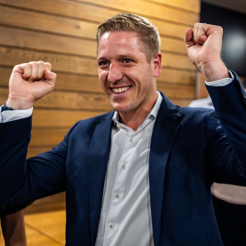 Das Bild zeigt Markus Ramers, der beide Fäuste nach dem Sieg ballt.