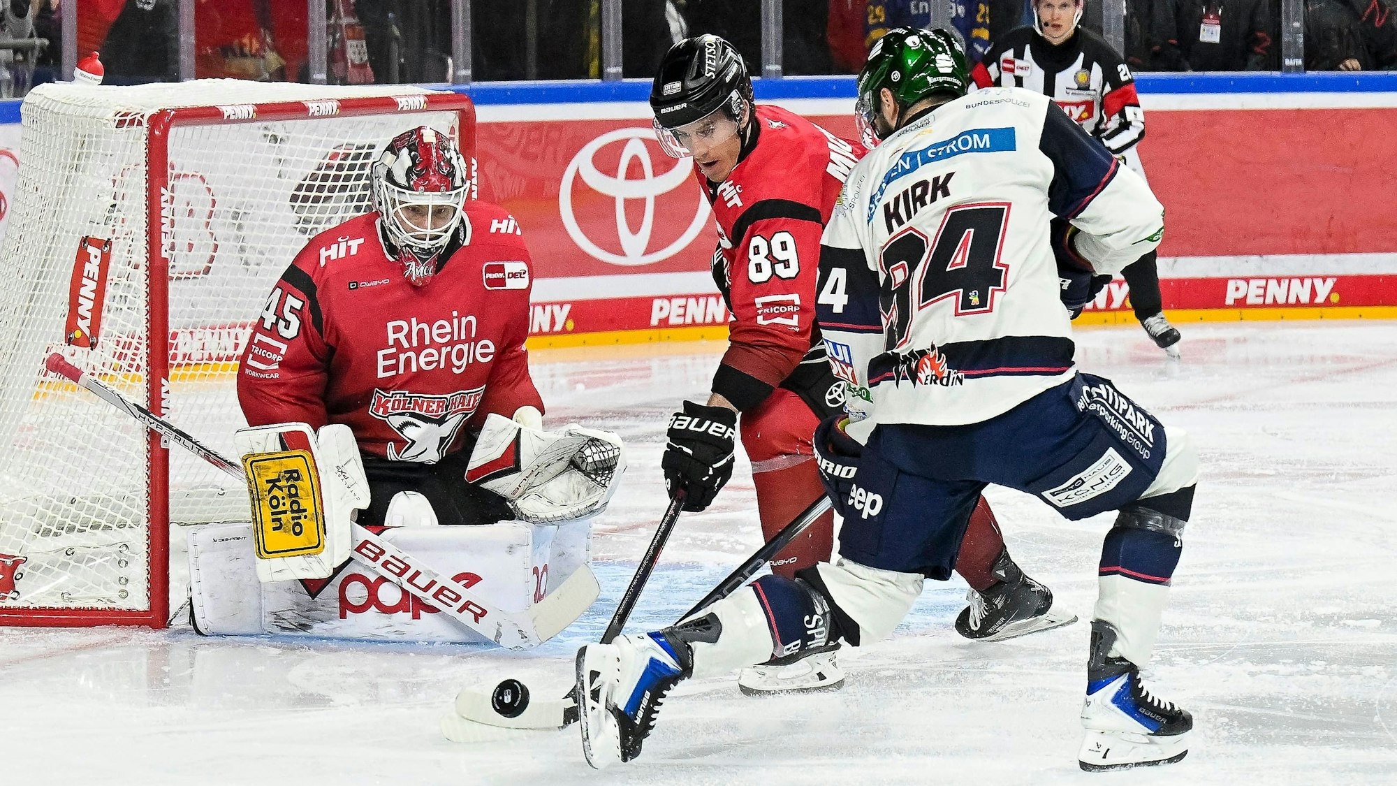 Kölns Torhüter Tobias Ancicka und Gregor MacLeod vor Berlins Angreifer Liam Kirk