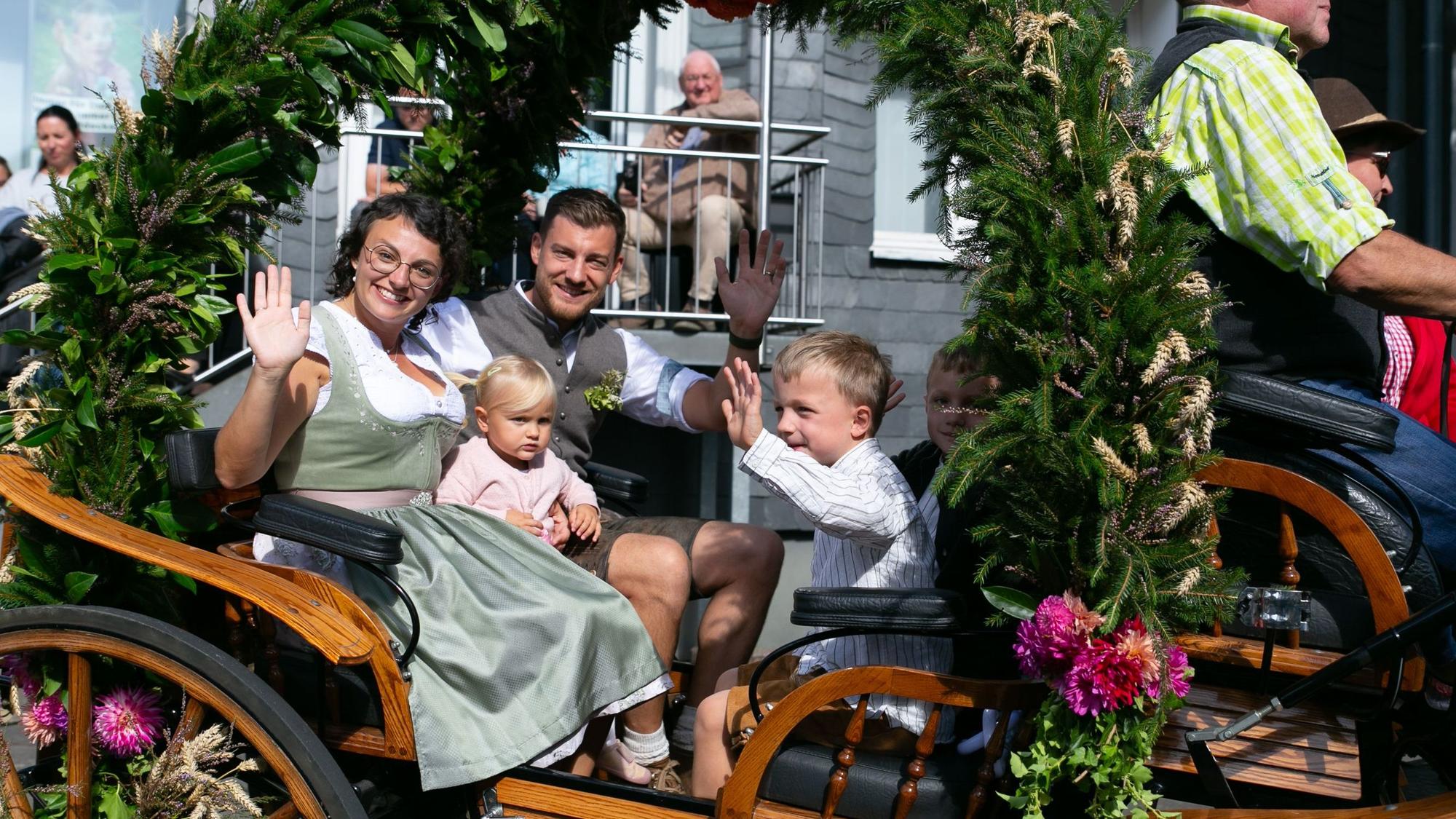 Das Erntepaar Anna und Max Grün fuhr in einer Kutsche durch den Ort.