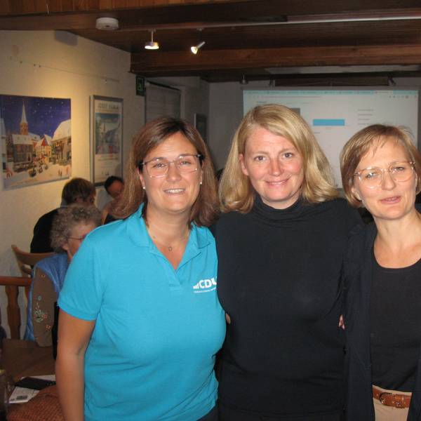 Frauenpower im Siegtaler Hof in Windeck-Herchen: CDU-Parteichefin Evelyn Höller, Bürgermeisterin Alexandra Gauß und die Grünen-Bundesvorsitzende Franziska Brantner.