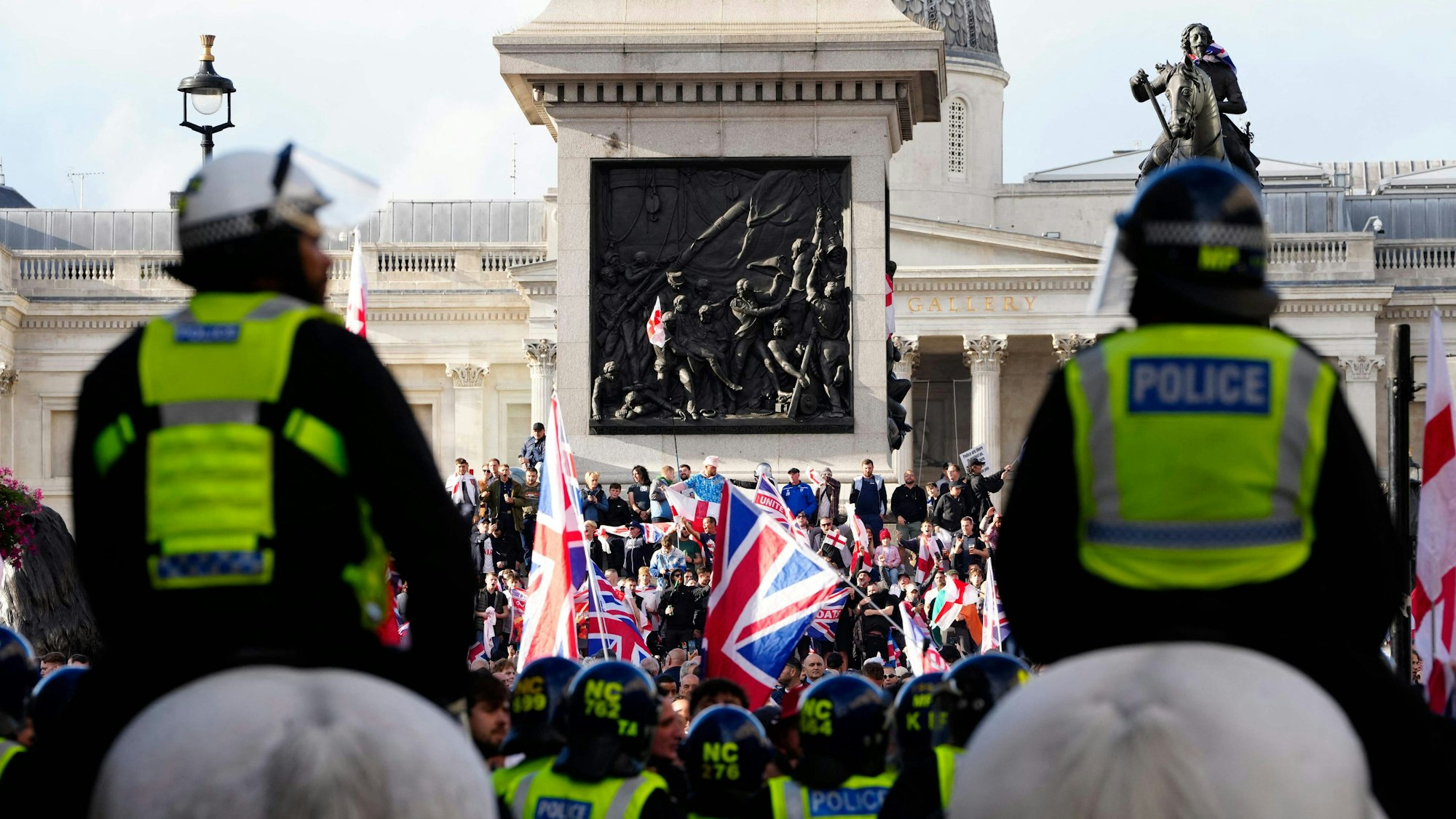 Berittene Polizei steht Demonstranten mit Union Jacks gegenüber.
