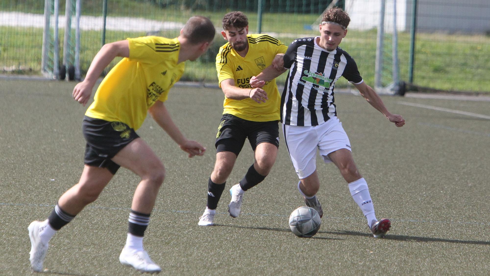 Außenverteidiger Luca Viola (rechts) und der TuS Mondorf trennte sich von Marialinden mit 2:2.
