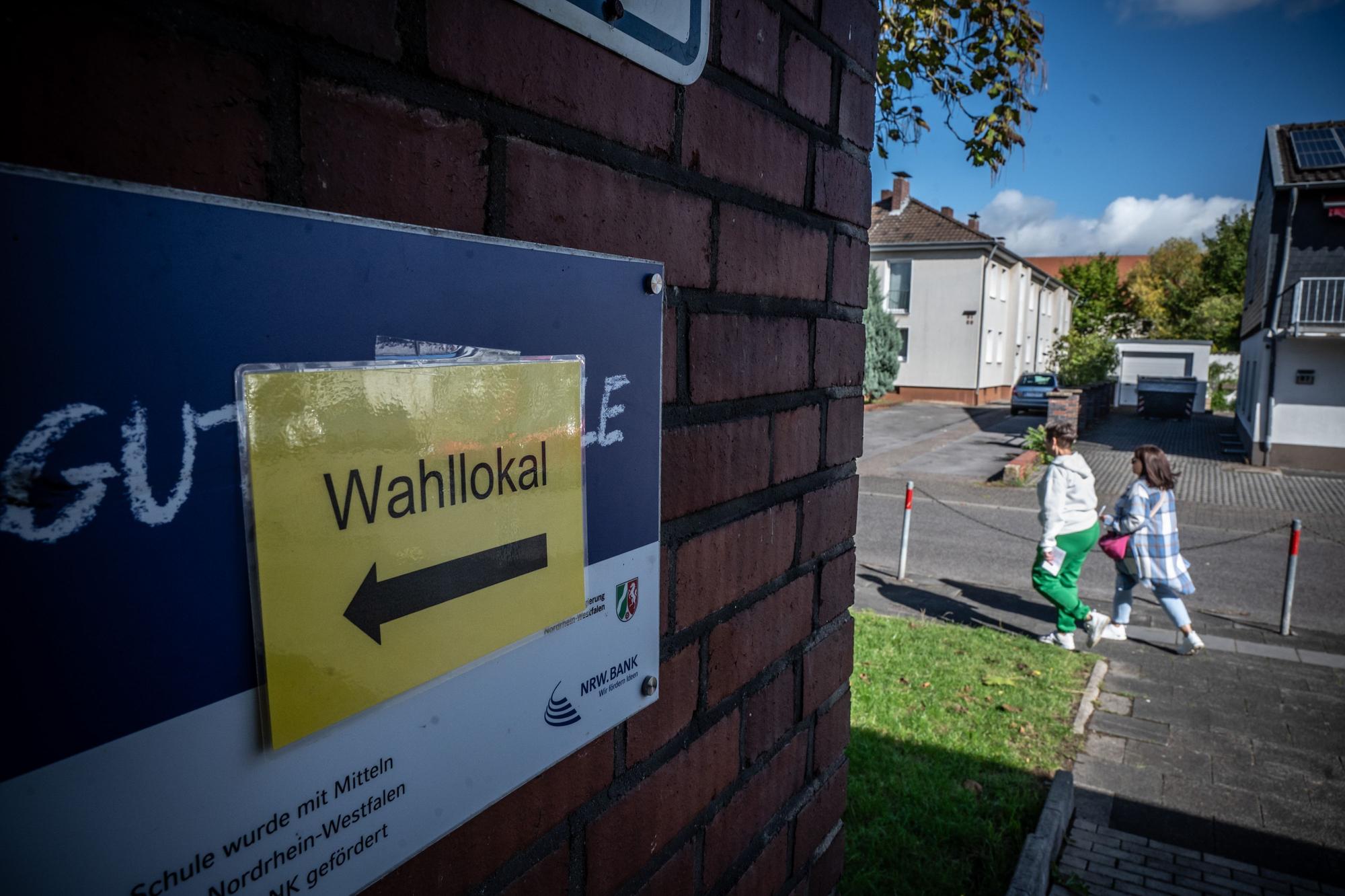 Im Wahllokal Stimmbezirk 123 in der Pestaloszzischule, Hermann-von-Helmholtz-Straße in Wiesdorf. Bild: Ralf Krieger
