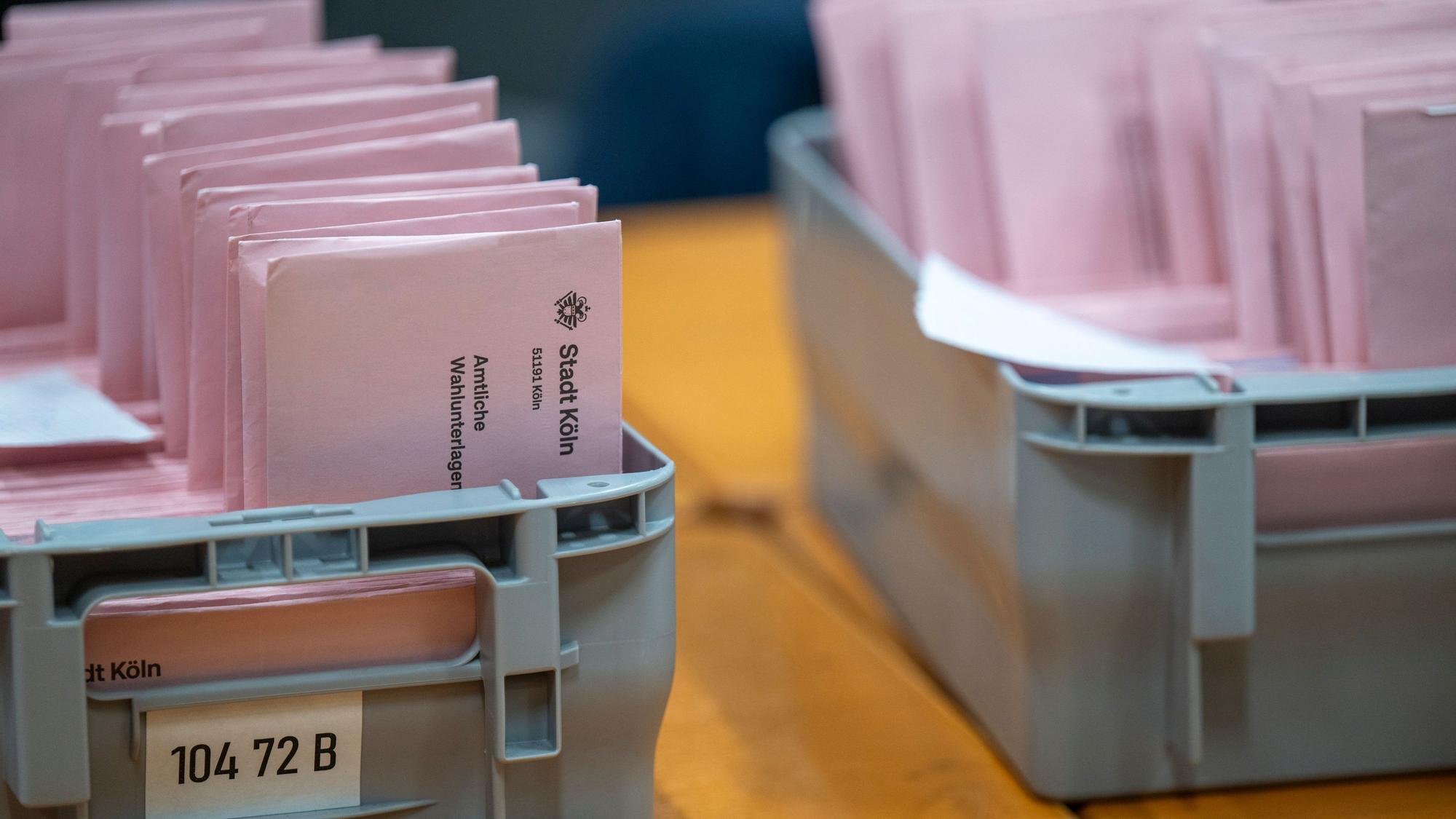 14.09.2025, Köln: Das Briefwahlzentrum der Stadt befindet sich in den Hallen der Koelnmesse. "Oberbürgermeisterwahl 2025" und "Kommunalwahl 2025". Foto: Uwe Weiser