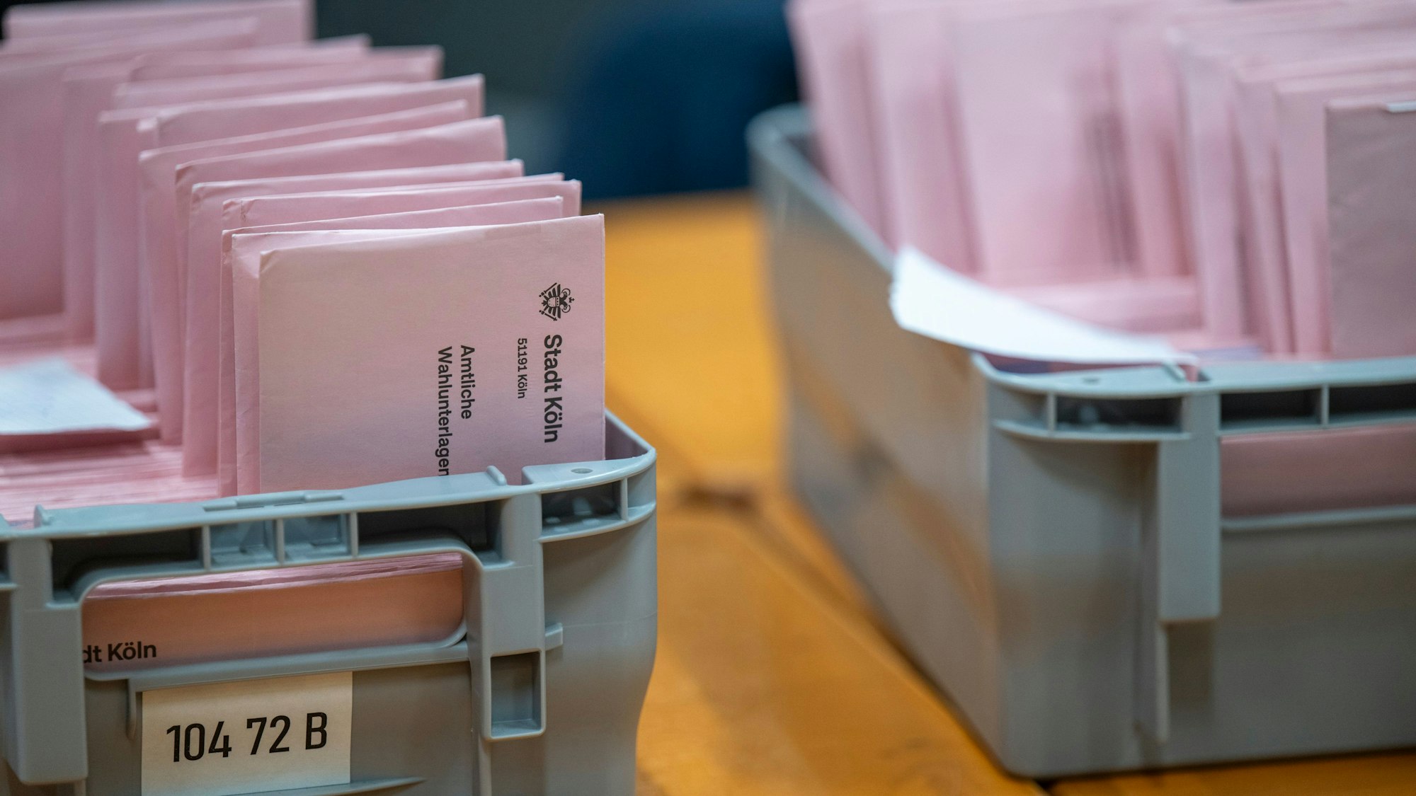 14.09.2025, Köln: Das Briefwahlzentrum der Stadt befindet sich in den Hallen der Koelnmesse. "Oberbürgermeisterwahl 2025" und "Kommunalwahl 2025". Foto: Uwe Weiser