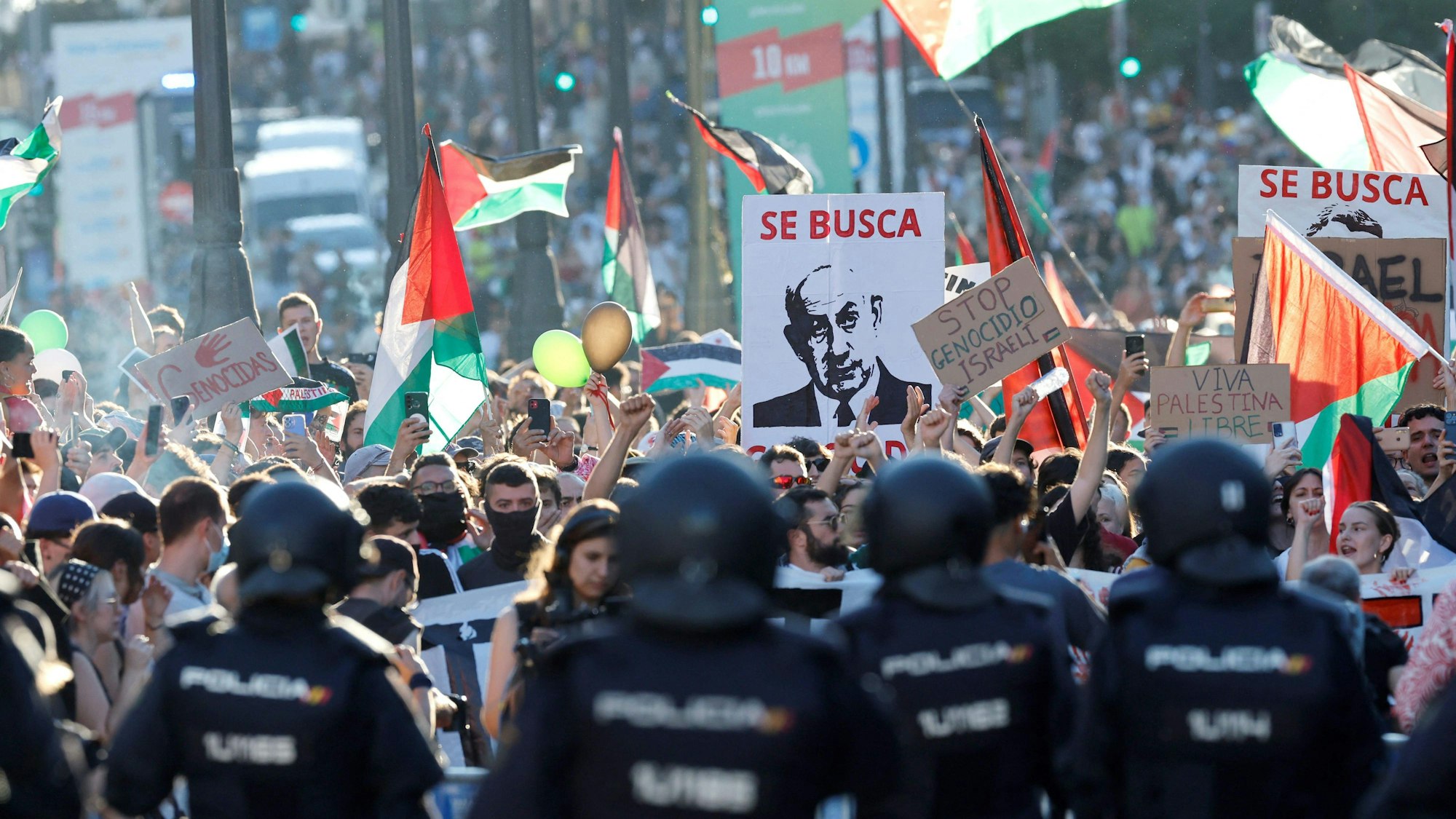Eine große Demonstration auf der Strecke der Vuelta hat für ein frühes Ende des Radrennens gesorgt. Auf Plakaten mit Netanjahus Konterfei steht „Gesucht“.