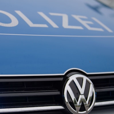 Ein Blaulicht leuchtet an einer Polizeistreife.