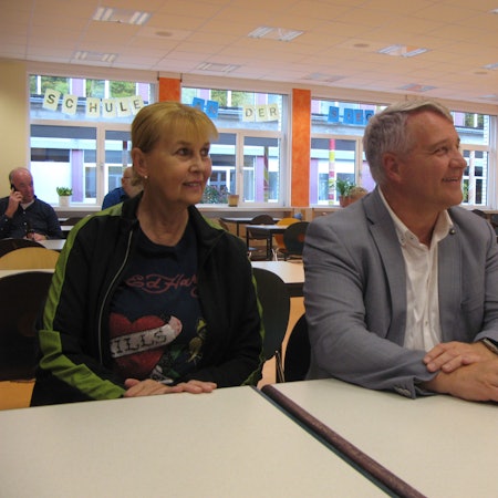 Im PZ der Sekundarschule Eitorf verfolgte Bürgermeister Rainer Viehof (parteilos) mit Ehefrau Manuela Viehof die Auszählung der Stimmen.