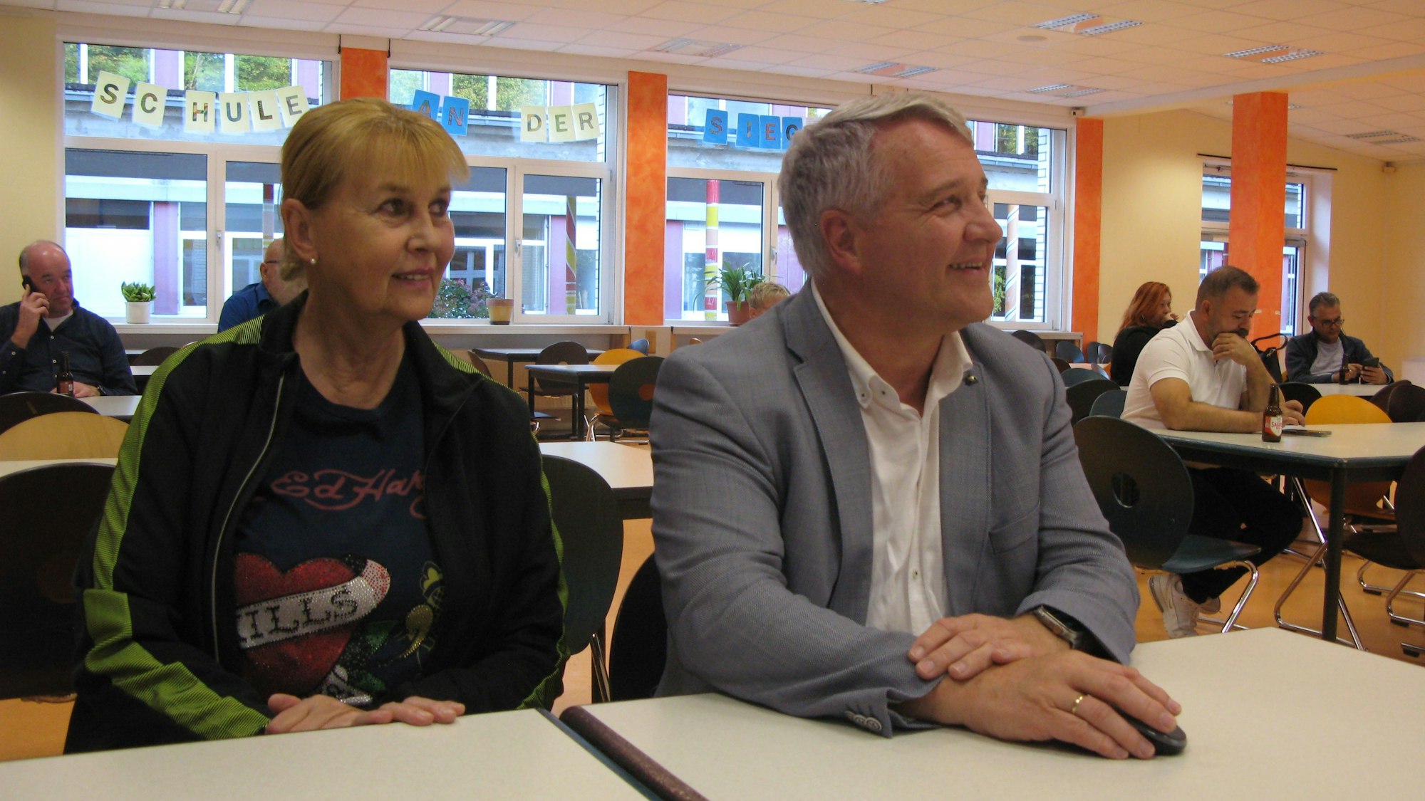 Im PZ der Sekundarschule Eitorf verfolgte Bürgermeister Rainer Viehof (parteilos) mit Ehefrau Manuela Viehof die Auszählung der Stimmen.