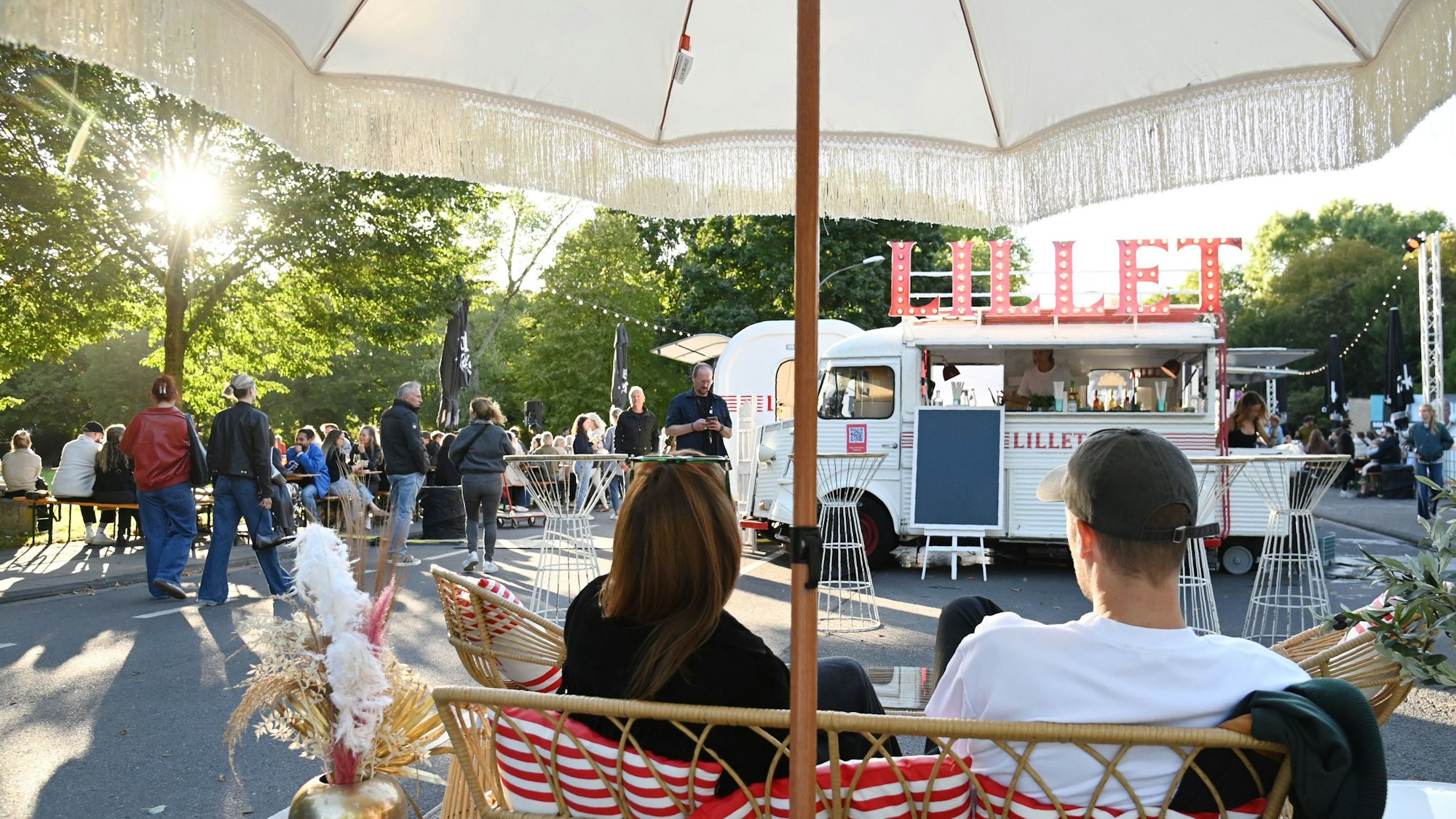 Auf der Vogelsanger Straße war diesen Spätsommer an vier Wochenenden ein Pop-up-Biergarten aufgebaut.