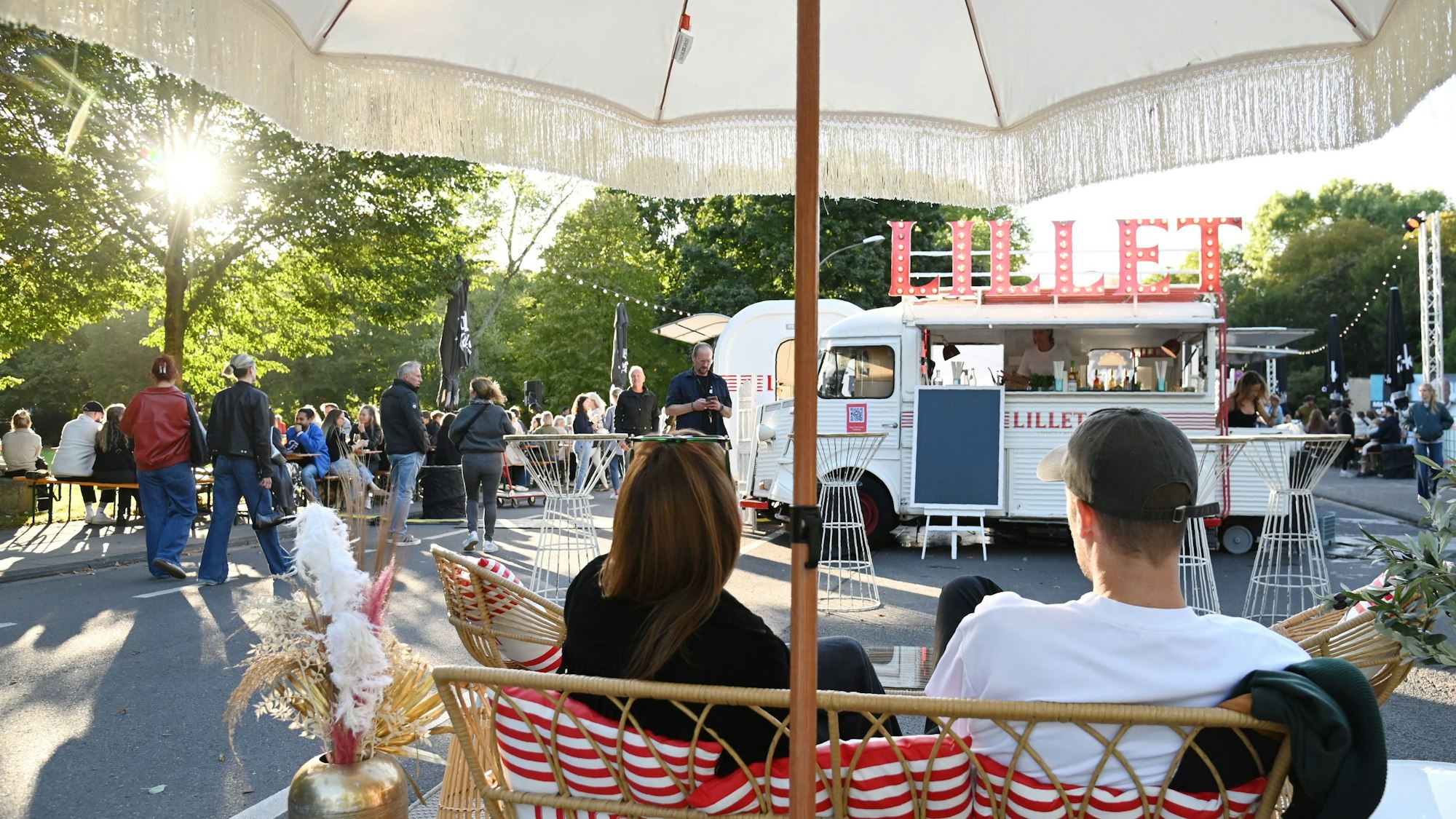 Der Apéro Markt auf der Vogelsanger Straße soll testweise an vier Wochenenden den Brüsseler Platz entlasten. Der Pop-Up-Biergarten verspricht laut Veranstalter „mediterranes Flair“ im Kölner Grüngürtel.