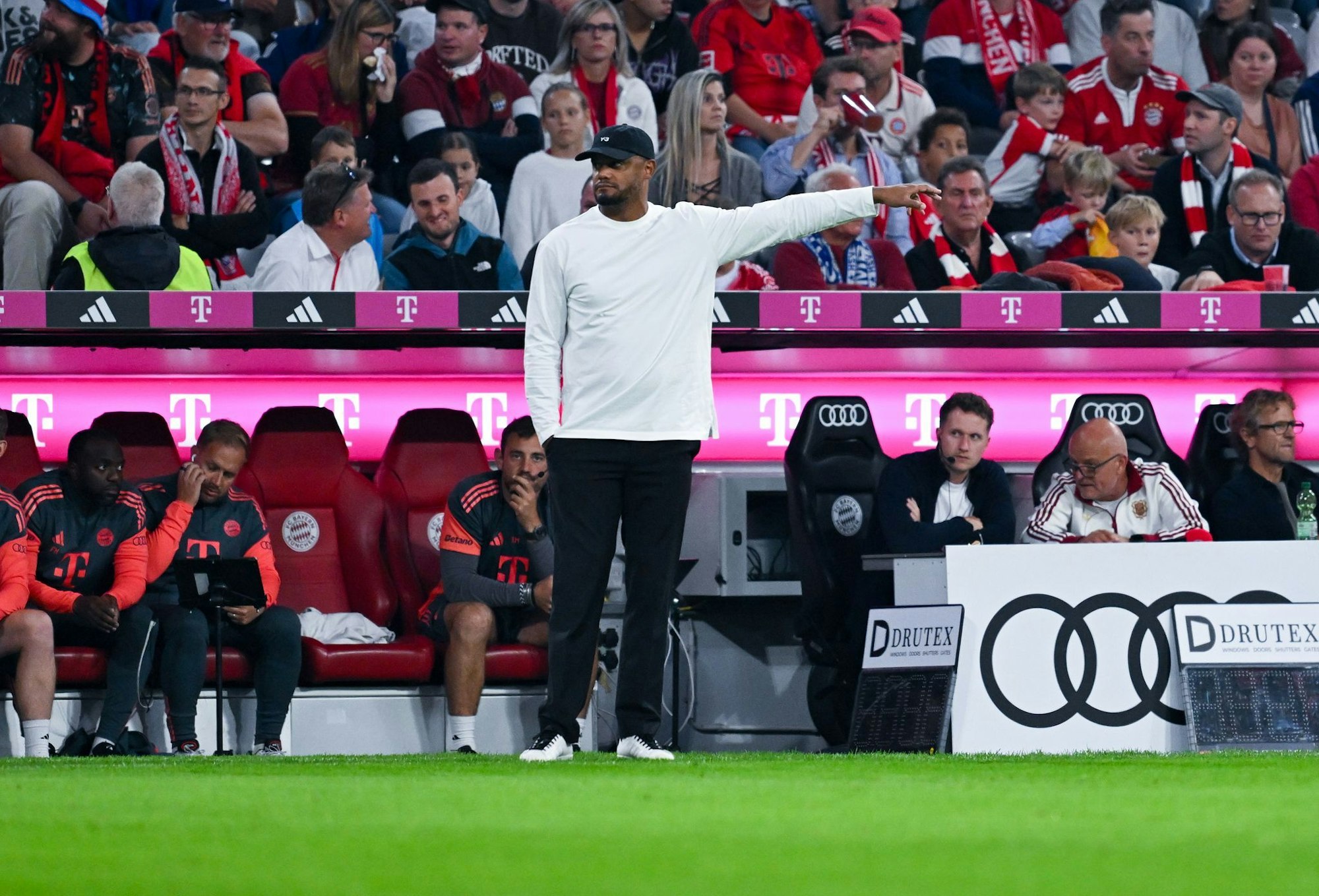 Bayern-Trainer Vincent Kompany erlebte beim Wiedersehen mit seinem Ex-Club HSV einen entspannten Abend am Spielfeldrand.