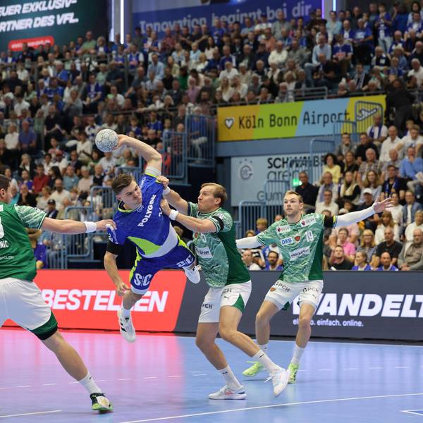 Kay Smits springt mit dem Ball durch die Berliner Abwehr.