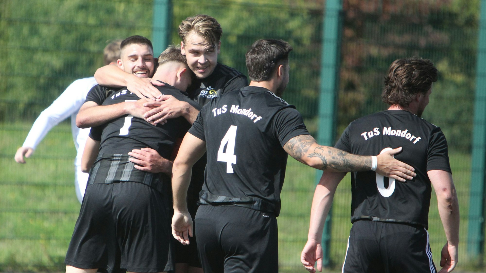 Die Mondorfer Reserve freut sich über den Treffer zum 3:0 durch Benjamin Schmitt.