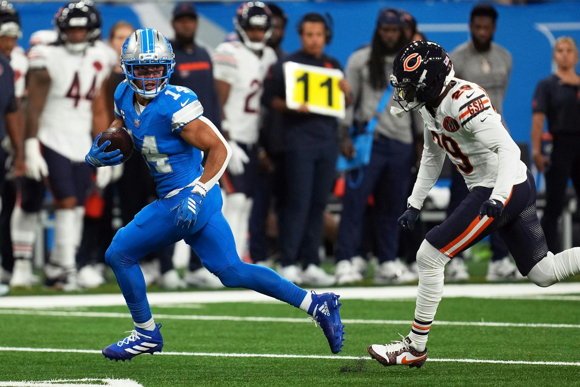 St. Brown (links) war für die Verteidigung der Bears nicht zu fassen.