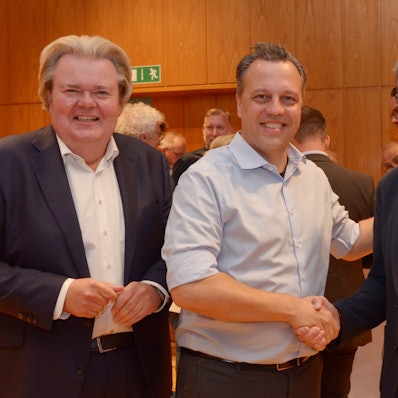 Sacha Reichelt und Michael Höllmann schütteln sich die Hände.