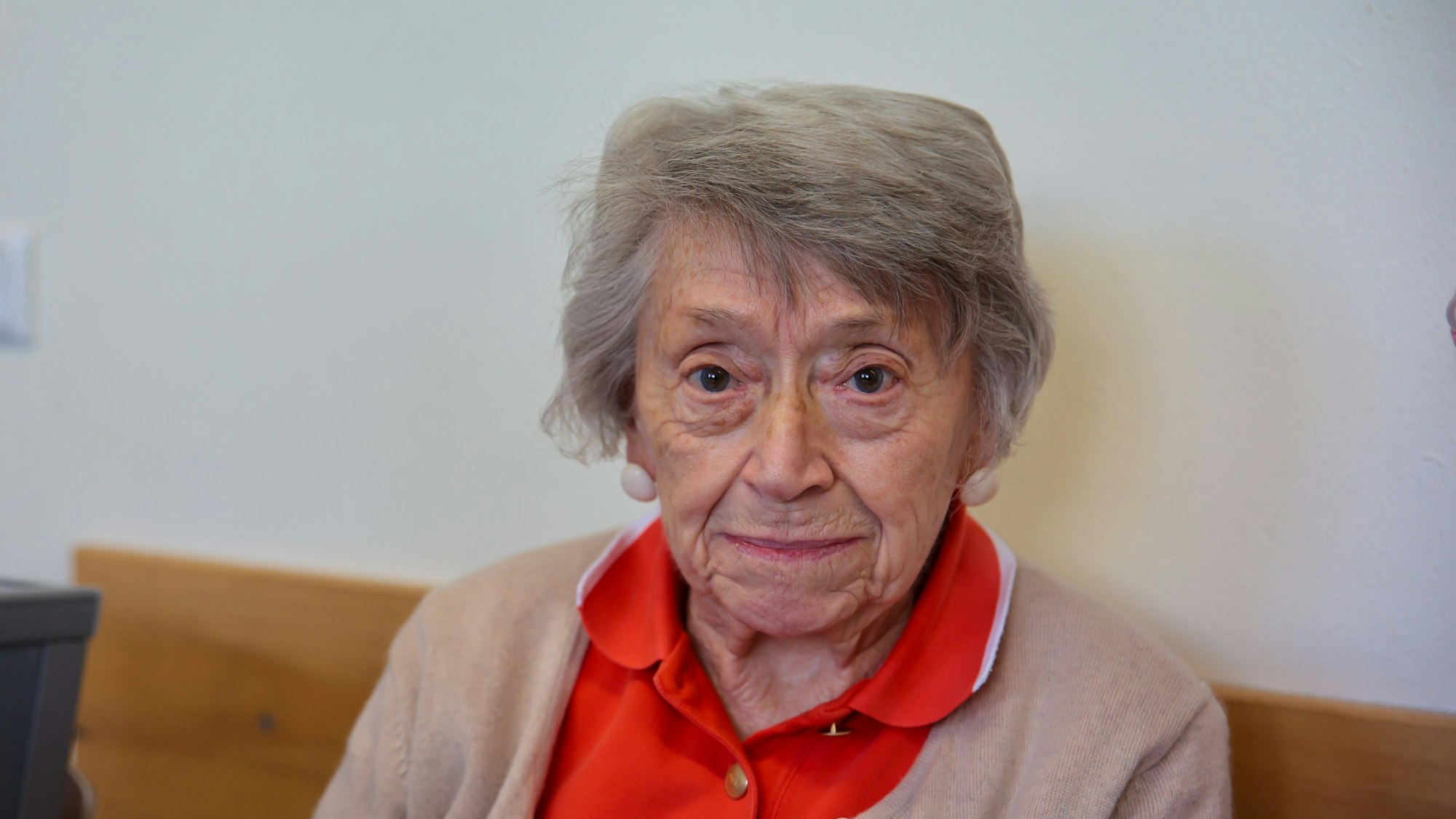 14.09.2025, köln: Wahlhelferin Lydia Mörs-Plattes ist über 100 Jahre alt und hilft im Wahllokal in der Johannes-Guttenberg-Schule Godorf bei den Kommunalwahlen 2025.Foto:Dirk Borm